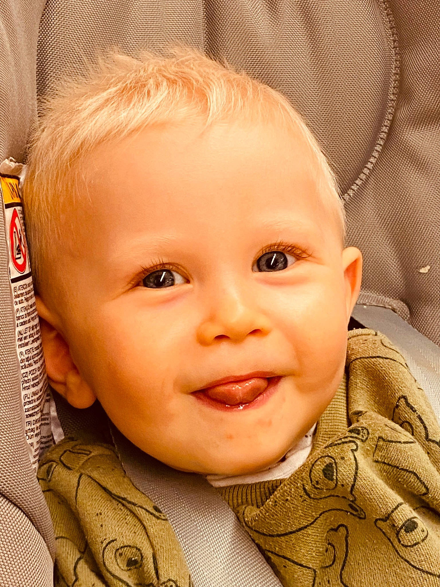 Adriel a rejoint le concours — aidez-le/la à gagner de superbes lots ! baby, cheek, chin, eye, eyebrow, eyelash, face, facial_expression, hairstyle, head, iris, lip, mammal, mouth, nose, organ, person, skin, sleeve, smile