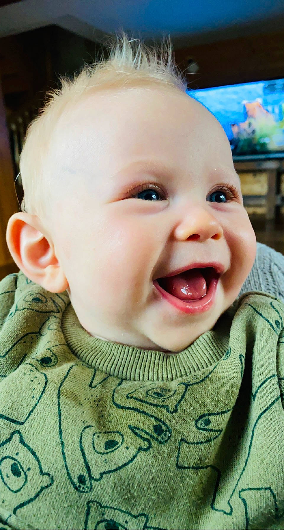 Adriel participe au concours pour gagner de l'argent avec cette photo : baby, baby_toddler_clothing, cheek, chin, ear, eye, eyebrow, eyelash, happy, iris, jaw, lip, mouth, nose, person, skin, sleeve, smile, standing, television