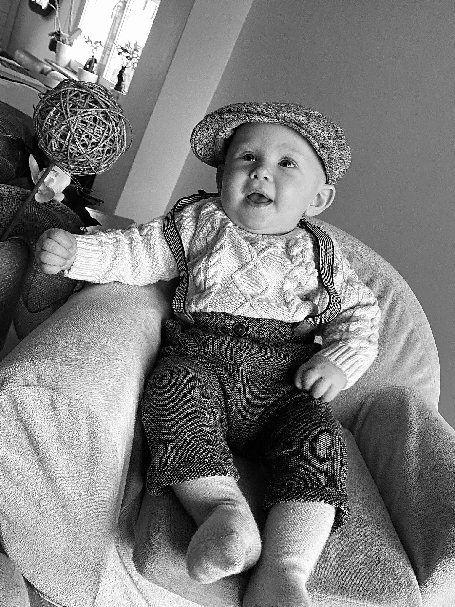 Adriel a rejoint le concours — aidez-le/la à gagner de superbes lots ! baby, baby_toddler_clothing, black, black_and_white, comfort, eye, flash_photography, hand, happy, hat, head, headgear, human_body, leg, monochrome, monochrome_photography, person, standing, style, toddler