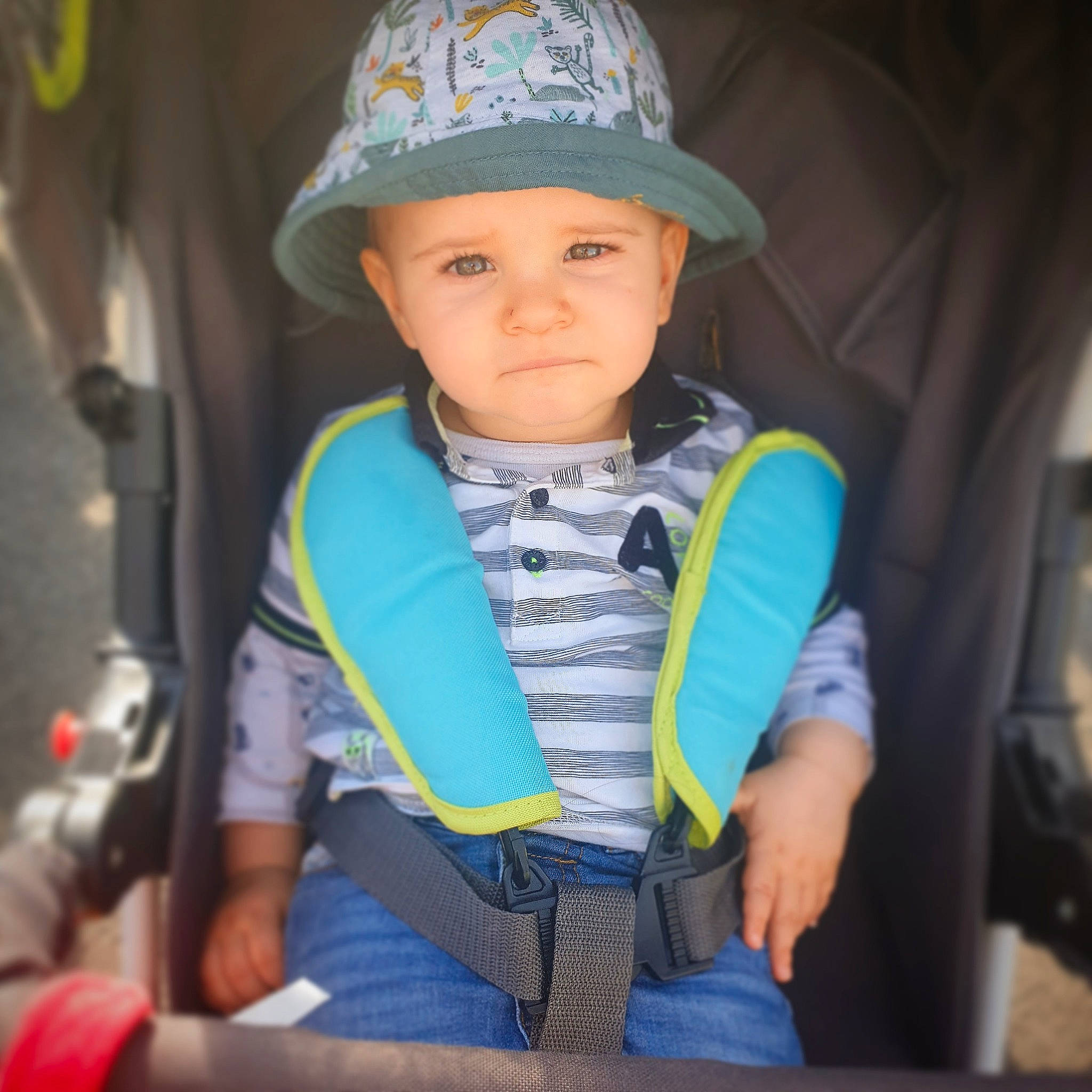Barry a rejoint le concours — aidez-le/la à gagner de superbes lots ! auto_part, baby, baby_carriage, child, fashion_accessory, fun, hat, headgear, headwear, neck, person, personal_protective_equipment, product, sitting, skin, sun_hat, toddler, vacation