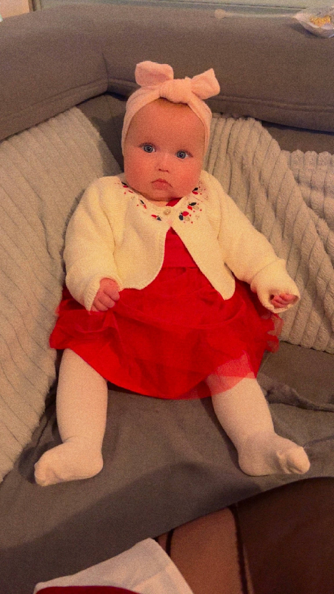 Nalowenn a rejoint le concours — aidez-le/la à gagner de superbes lots ! baby, baby_toddler_clothing, cheek, comfort, couch, eye, flooring, foot, head, human_body, human_leg, knee, linens, person, sitting, skin, sleeve, textile, thigh, thumb