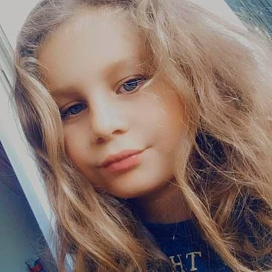 Meggy participe au concours pour gagner de l'argent avec cette photo : blond, brown_hair, cheek, child, close_up, eyebrow, eyelash, hair_coloring, happy, iris, jaw, layered_hair, lip, liver, long_hair, nose, person, portrait_photography, skin, step_cutting