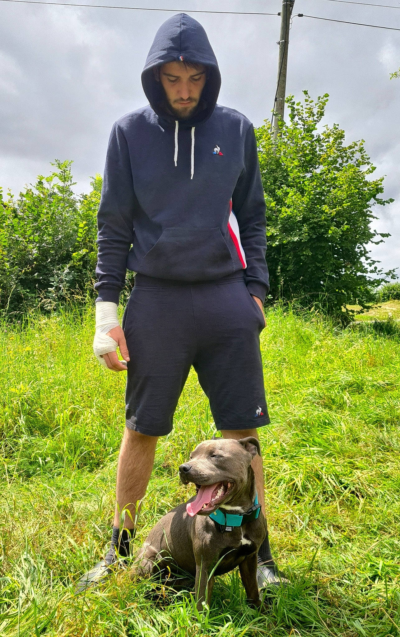 Reïko a rejoint le concours — aidez-le/la à gagner de superbes lots ! cap, carnivore, cloud, companion_dog, dog, dog_breed, grass, grassland, landscape, leash, leisure, outerwear, people_in_nature, personal_protective_equipment, plant, recreation, sky, sleeve, sporting_group, working_animal