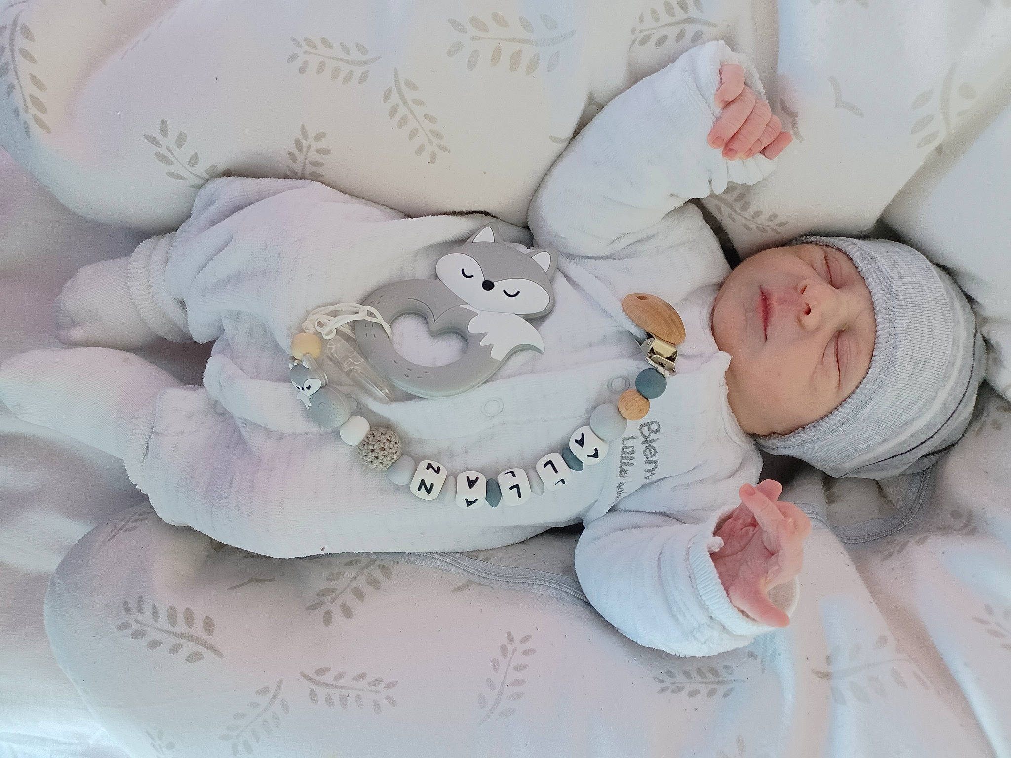 Allan participe au concours pour gagner de l'argent avec cette photo : baby, baby_products, baby_sleeping, baby_toddler_clothing, bedding, bedtime, child, comfort, font, hand, hat, headwear, linens, nap, pattern, person, product, room, skin, sleeve