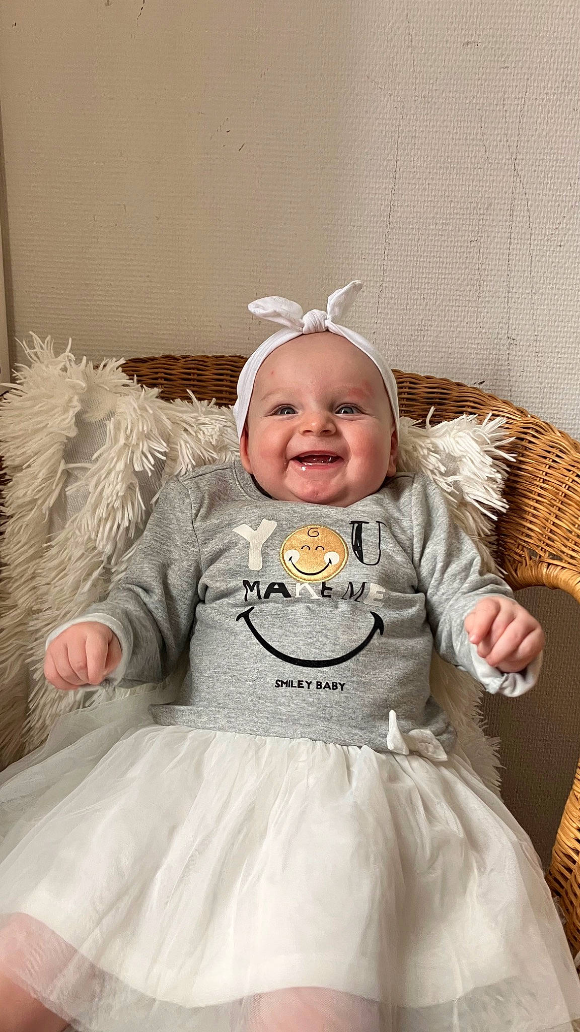 Calista participe au concours pour gagner de l'argent avec cette photo : baby, baby_toddler_clothing, child, costume_hat, event, flash_photography, hair_accessory, happy, head, headband, headgear, headpiece, iris, jewellery, joy, person, pink, skin, sleeve, smile