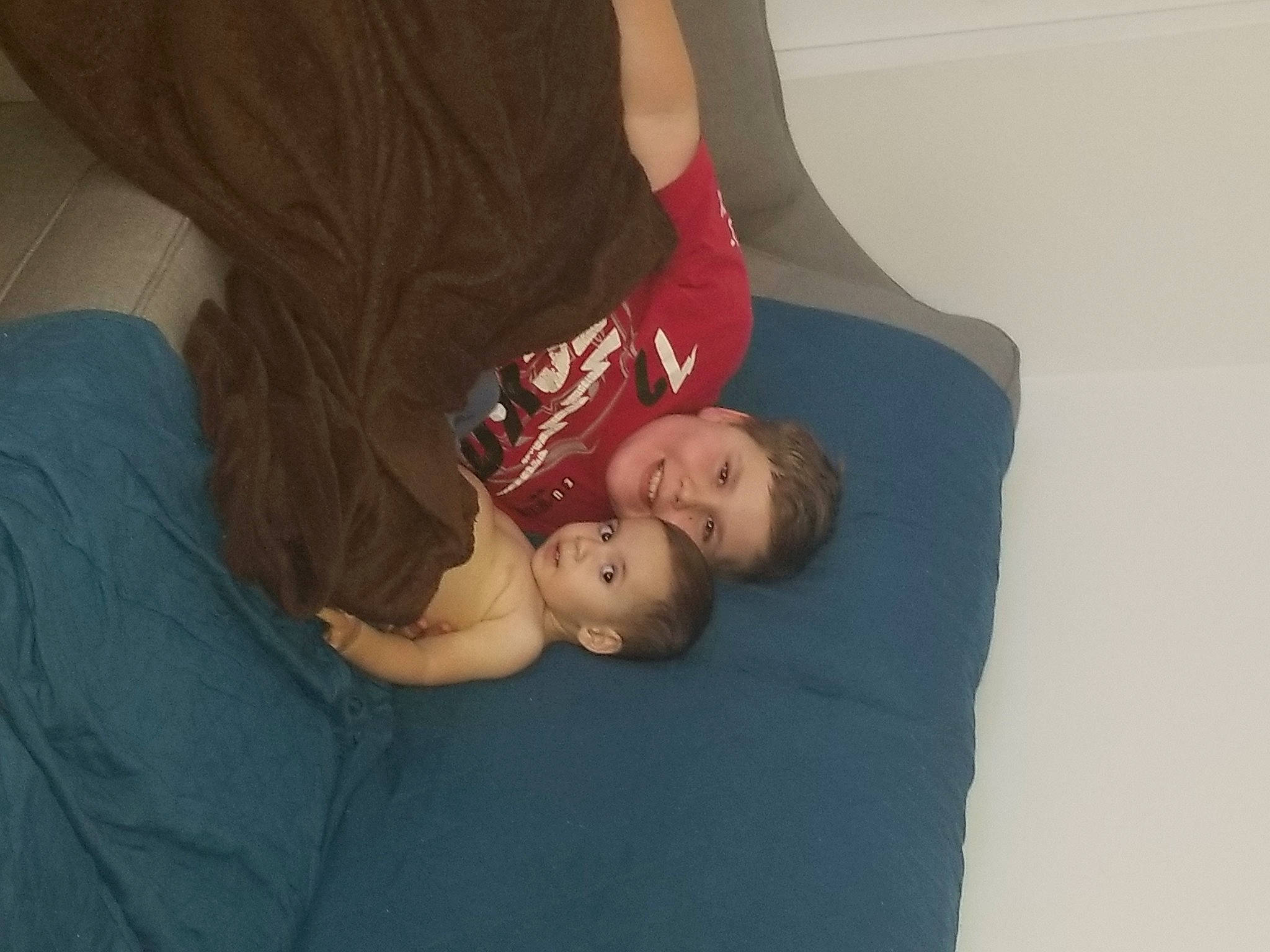 Jayson a rejoint le concours — aidez-le/la à gagner de superbes lots ! abdomen, arm, baby, barefoot, chest, comfort, elbow, flash_photography, floor, flooring, fun, gesture, human_leg, joy, knee, person, shoulder, stomach, thigh, toddler