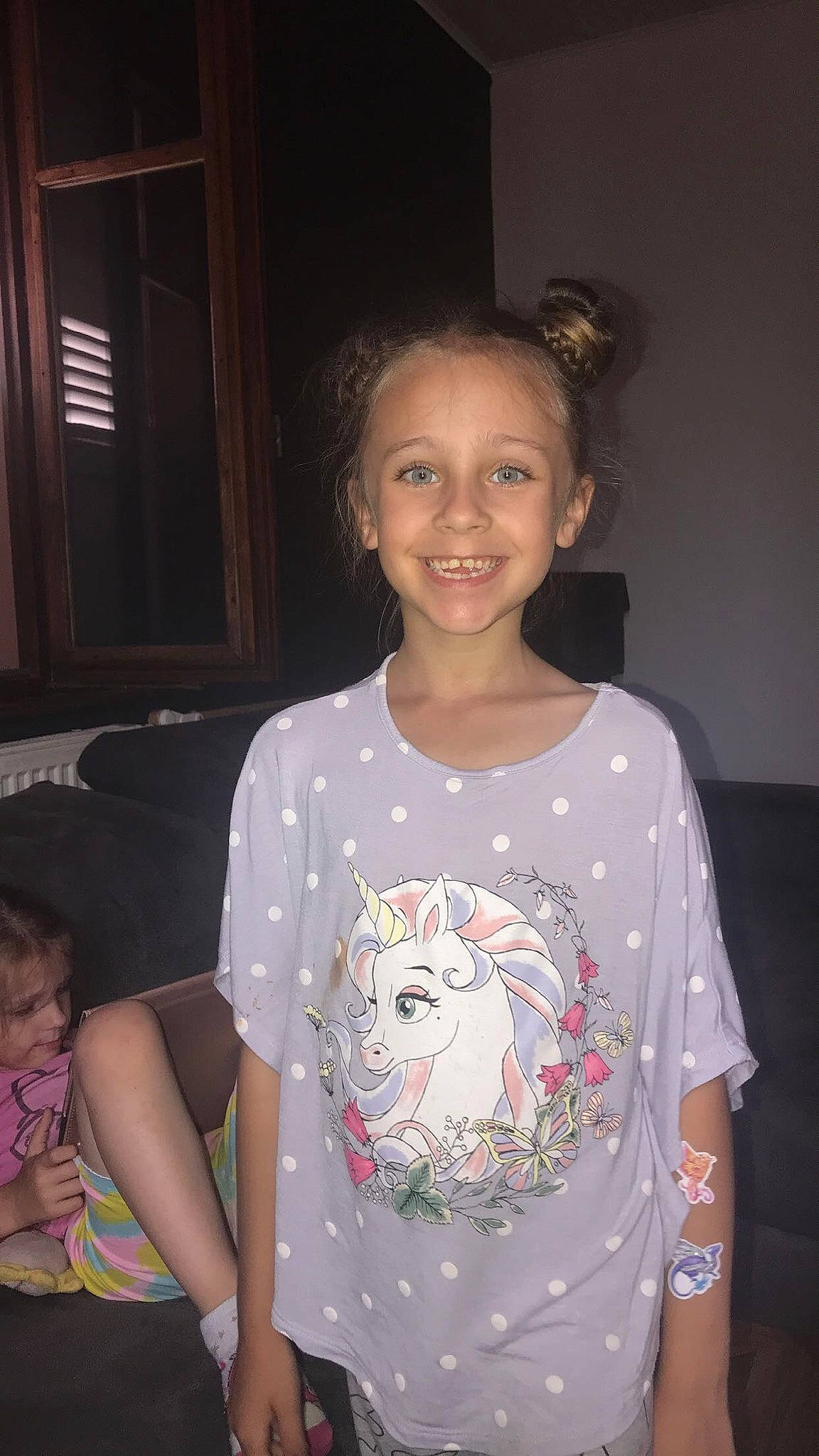 Kaylina a rejoint le concours — aidez-le/la à gagner de superbes lots ! arm, baby_toddler_clothing, cheek, chest, child, event, eye, fun, happy, iris, joy, neck, pattern, person, shoulder, skin, sleeve, smile, standing, t_shirt