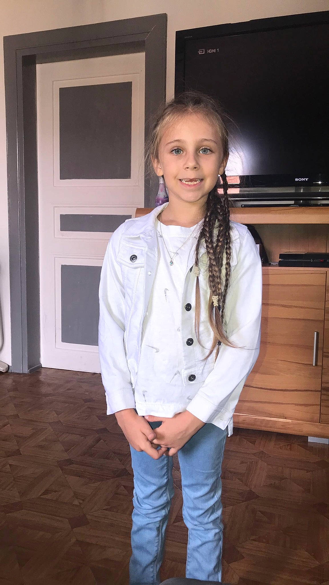 Kaylina participe au concours pour gagner de l'argent avec cette photo : blazer, clothing, collar, denim, dress_shirt, event, fashion_design, flash_photography, flooring, formal_wear, happy, jacket, jeans, jewellery, joy, long_hair, neck, necklace, person, sleeve