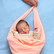 Jade a rejoint le concours — aidez-le/la à gagner de superbes lots ! baby, blanket, blue_background, child, cozy, cute, gentle, hand, human, infant, newborn, peaceful, peach_cloth, portrait, resting, sleeping, small, soft_texture, swaddled, wrapped