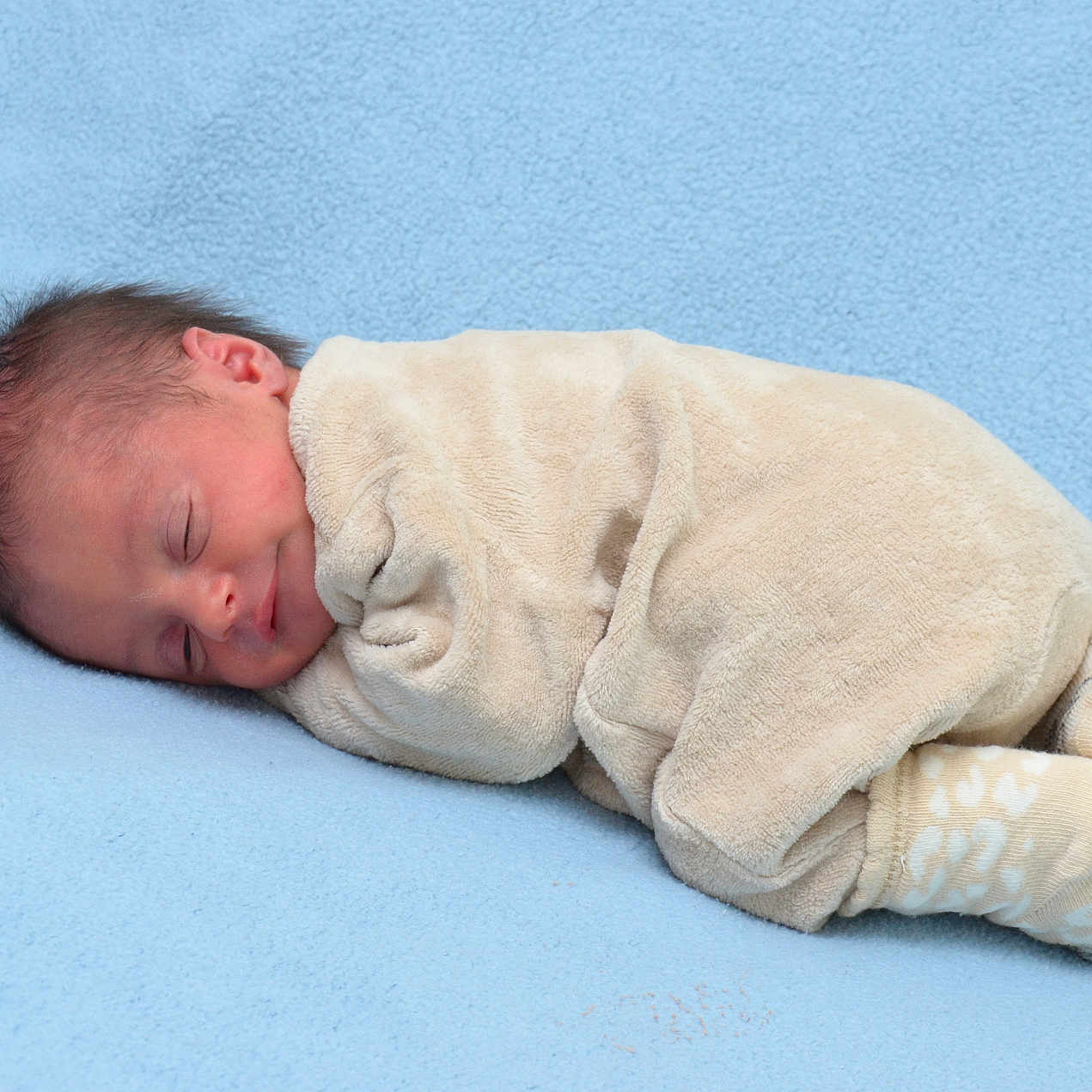 Jade participe au concours pour gagner de l'argent avec cette photo : baby, beige, blanket, blue, child, cozy, cute, face, footwear, indoors, infant, lying_down, newborn, peaceful, portrait, rest, sleeping, smile, socks, soft