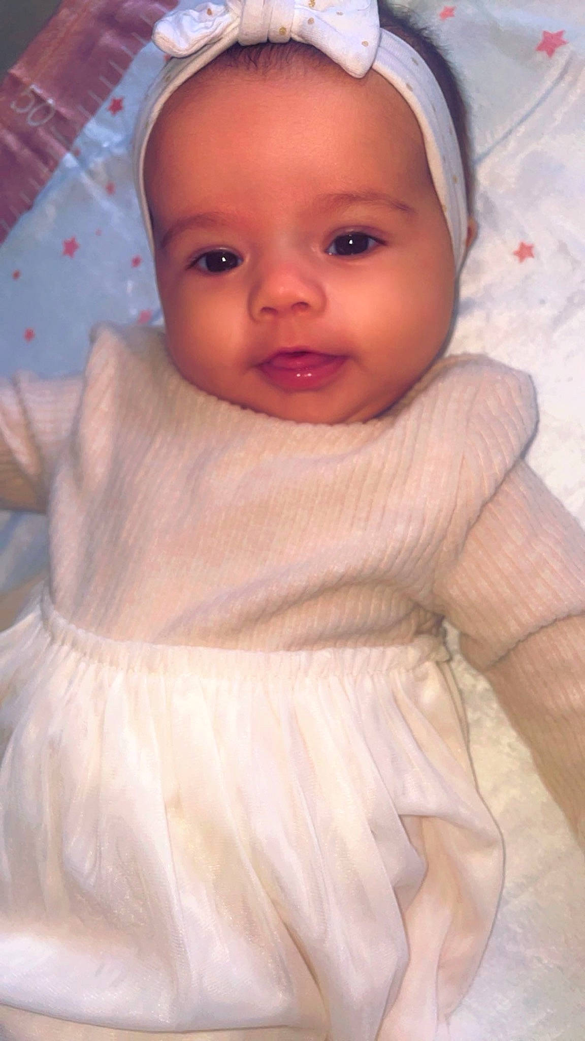 Giulia participe au concours pour gagner de l'argent avec cette photo : baby, baby_toddler_clothing, cheek, child, comfort, eye, eyebrow, eyelash, head, headgear, iris, linens, lip, nose, person, skin, sleeve, smile, toddler, white