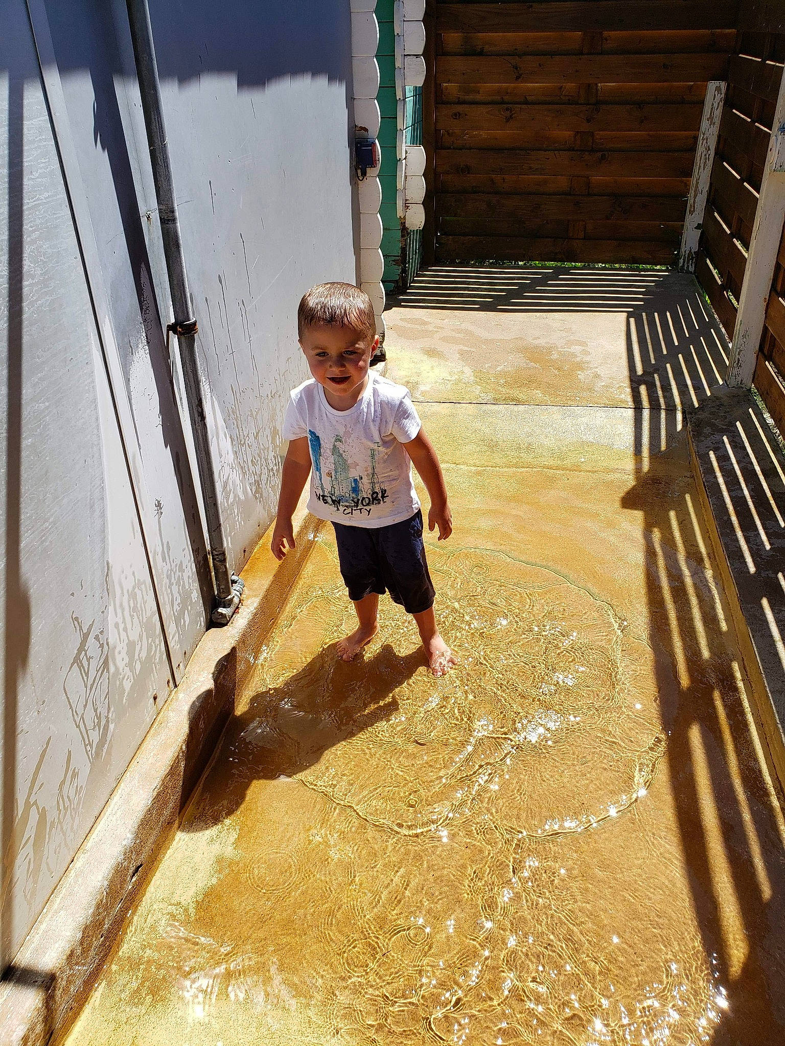 Ylan a rejoint le concours — aidez-le/la à gagner de superbes lots ! child, floor, fun, joy, leisure, person, play, recreation, smile, toddler, vacation, water