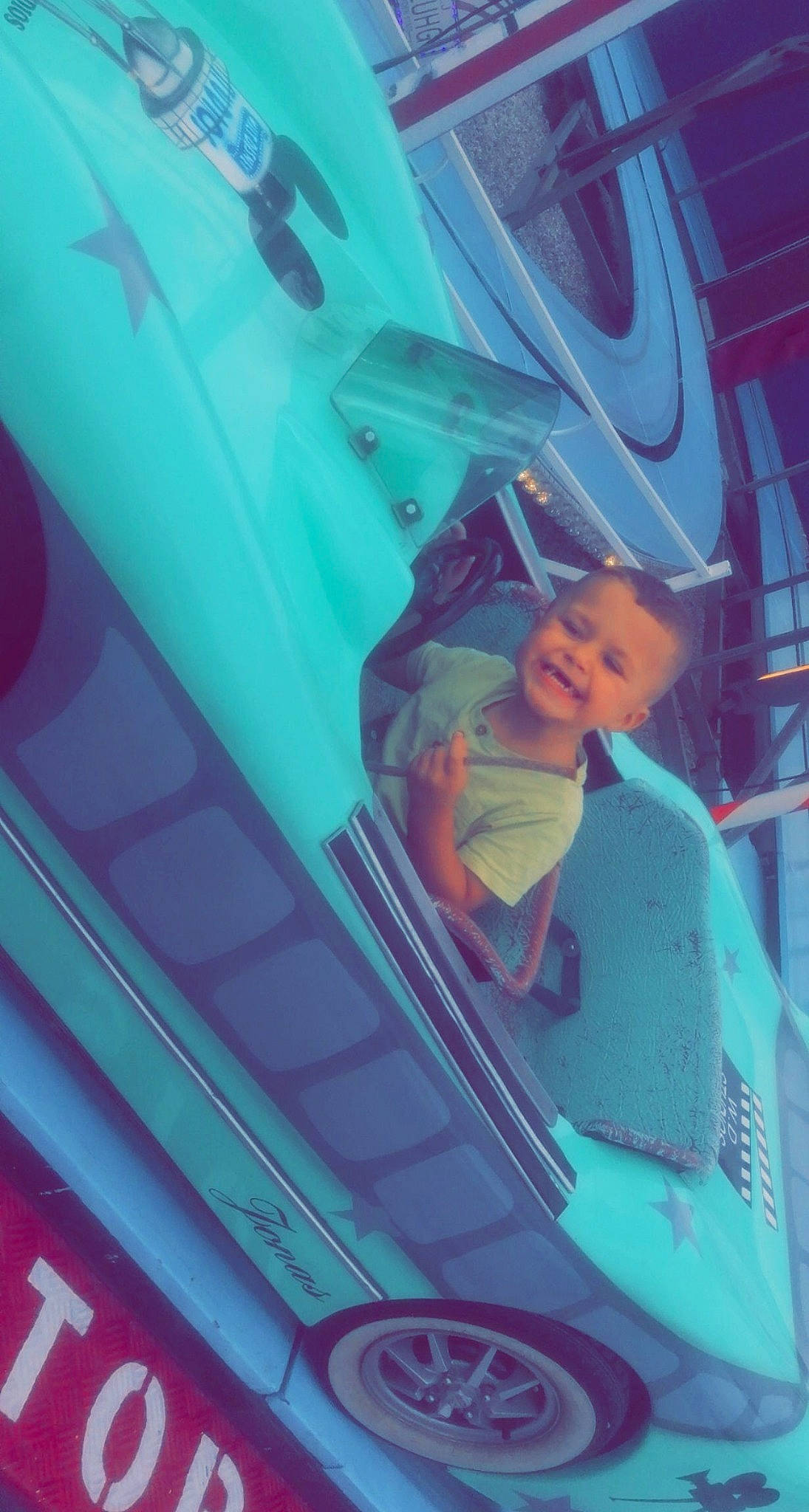 Ylan a rejoint le concours — aidez-le/la à gagner de superbes lots ! automotive_window_part, blue, joy, magenta, person, photography, pink