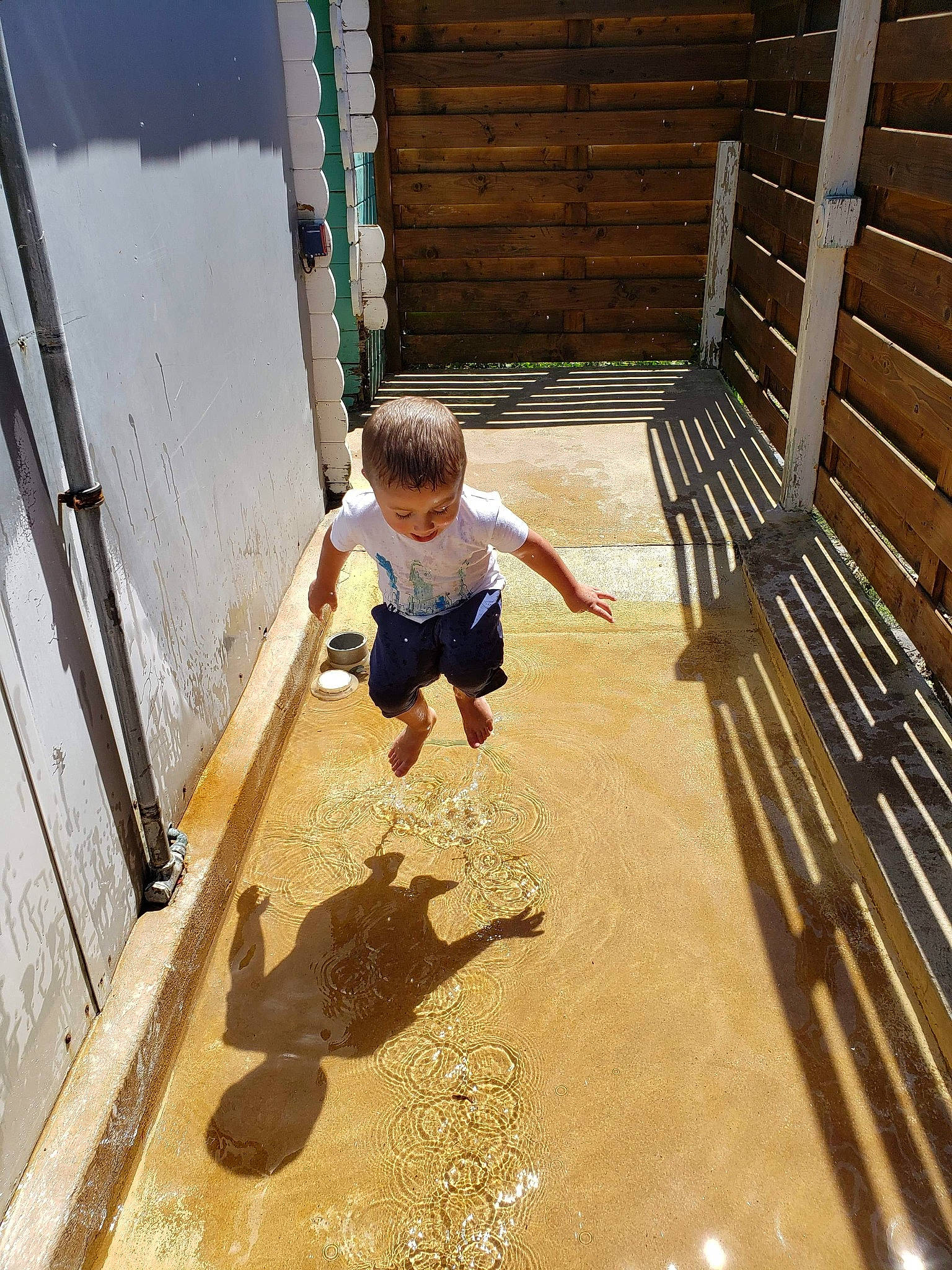Ylan participe au concours pour gagner de l'argent avec cette photo : child, floor, flooring, leisure, person, play, wood