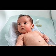 Hélios a rejoint le concours — aidez-le/la à gagner de superbes lots ! baby, infant, bath, water, skin, towel, cute, relaxing, indoors, child, person, chubby, wet, portrait, head, face, eyes, expression, sitting, newborn