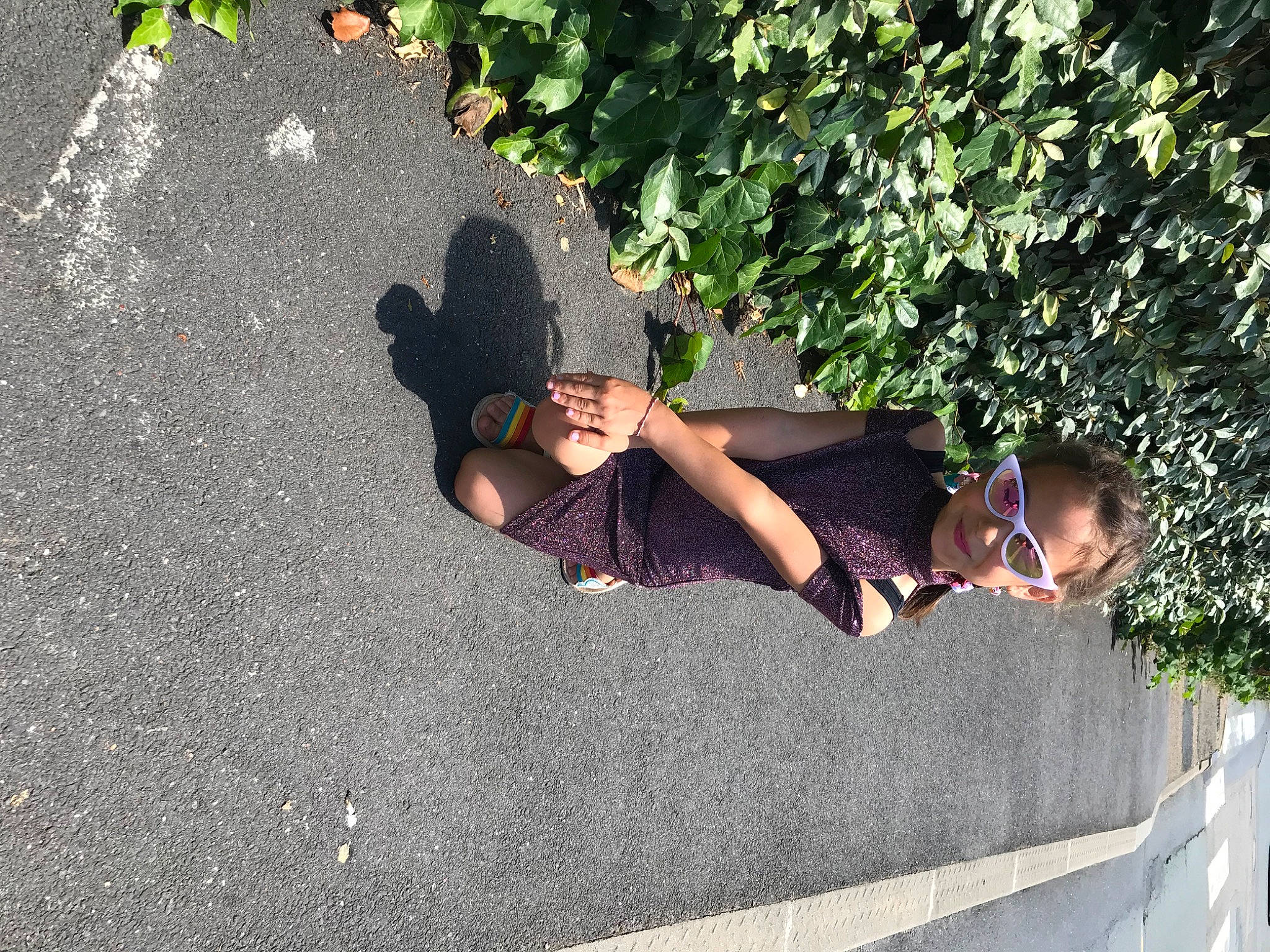 Andreea a rejoint le concours — aidez-le/la à gagner de superbes lots ! asphalt, concrete, fun, grass, hat, human_leg, joy, leisure, pedestrian, person, plant, recreation, road, road_surface, shadow, sidewalk, sitting, street, t_shirt, tar