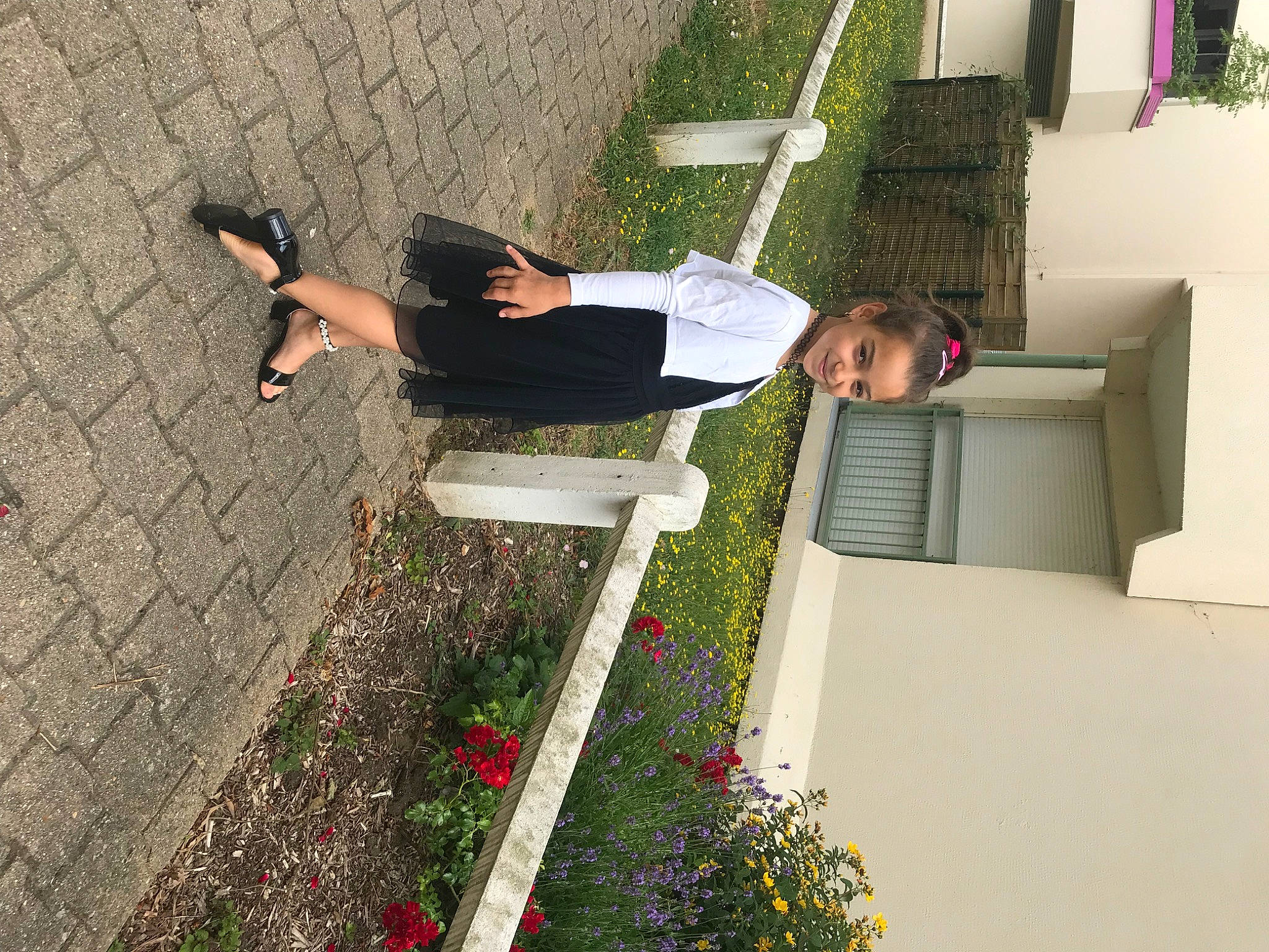 Andreea participe au concours pour gagner de l'argent avec cette photo : asphalt, concrete, flower, fun, grass, joy, leisure, people_in_nature, person, plant, road_surface, shadow, shrub, sidewalk, smile, urban_design, waist, walking_shoe