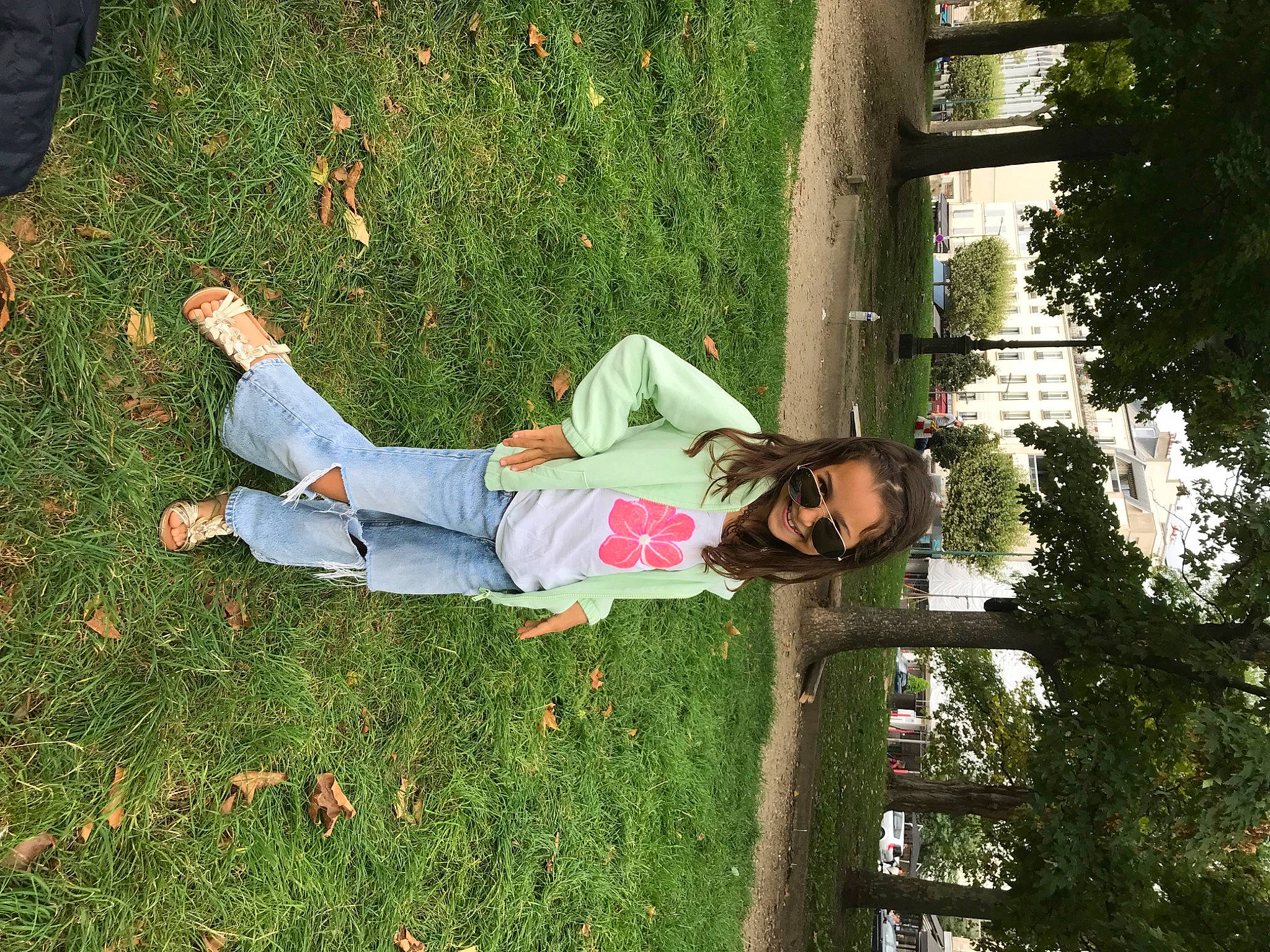 Andreea a rejoint le concours — aidez-le/la à gagner de superbes lots ! elbow, fun, grass, happy, joy, lawn, leisure, people_in_nature, person, plant, recreation, shrub, sitting, tints_and_shades, tree, walking_shoe