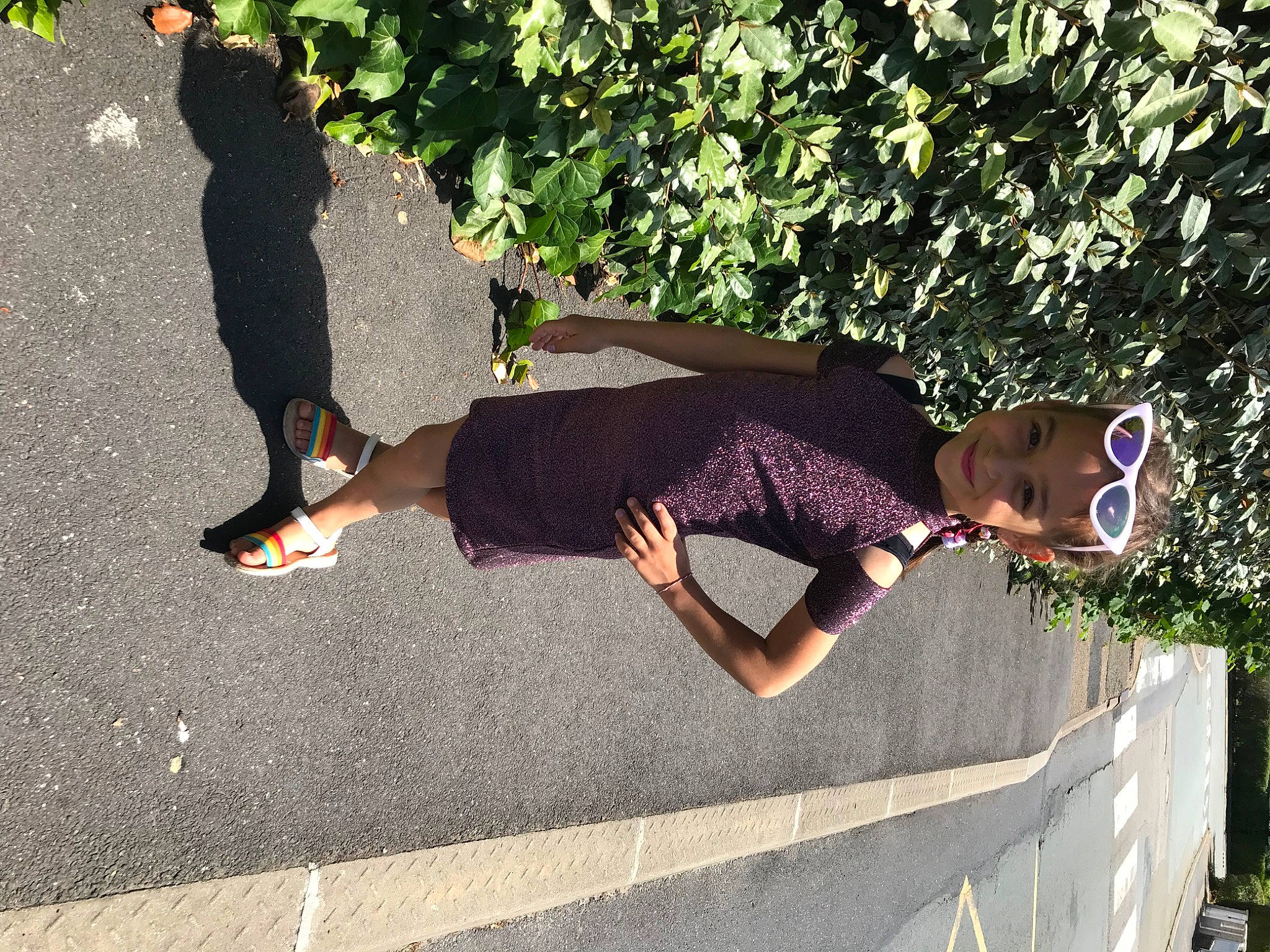 Andreea a rejoint le concours — aidez-le/la à gagner de superbes lots ! asphalt, composite_material, eyewear, fun, grass, headwear, human_leg, joy, knee, leisure, pedestrian, people_in_nature, person, plant, recreation, road_surface, shadow, sidewalk, t_shirt, thigh