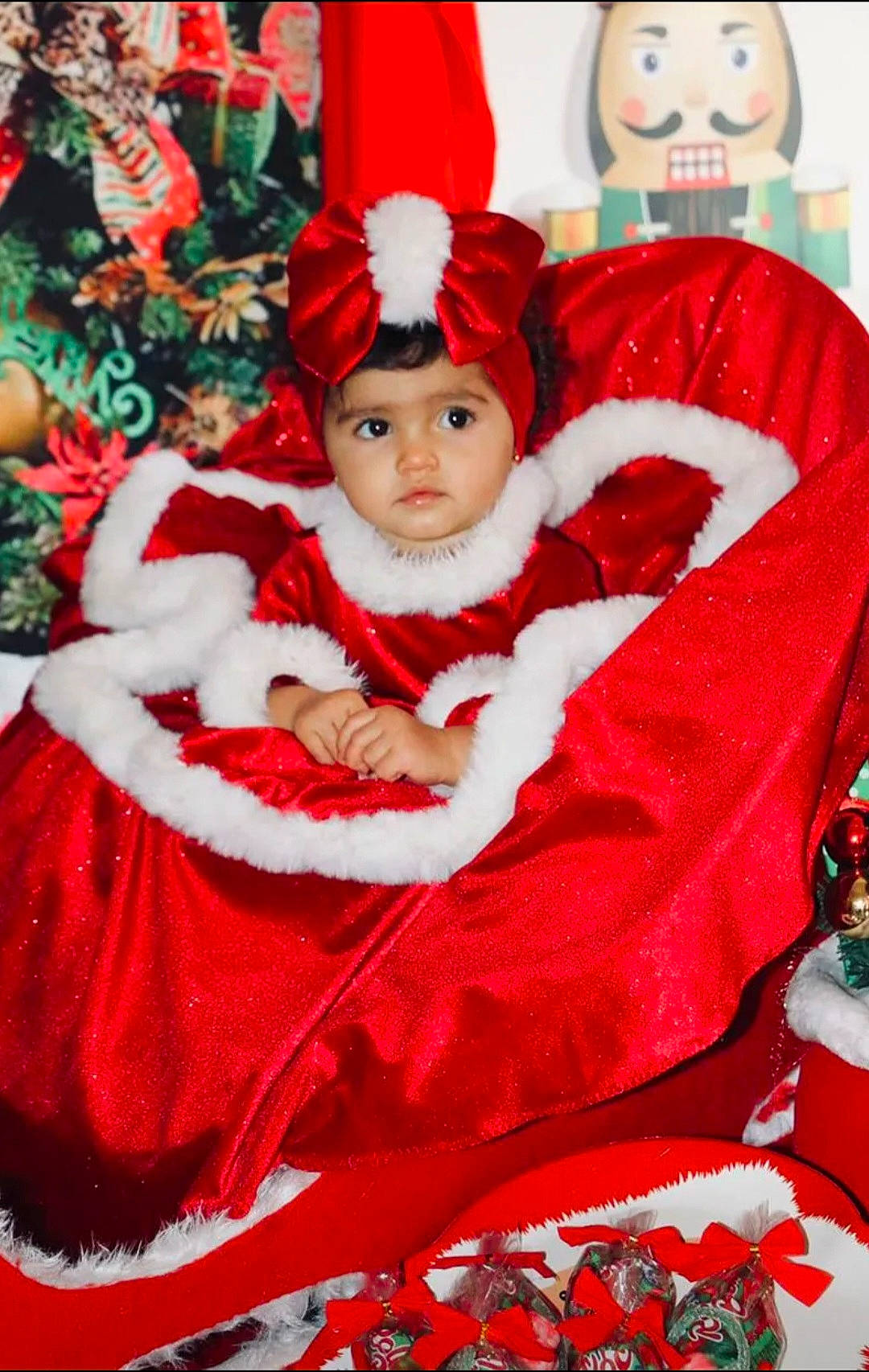 Inaya a rejoint le concours — aidez-le/la à gagner de superbes lots ! baby, baby_toddler_clothing, carmine, child, christmas, christmas_decoration, christmas_eve, christmas_ornament, costume_hat, event, fictional_character, happy, hat, headwear, holiday, ornament, person, red, santa_claus, toddler