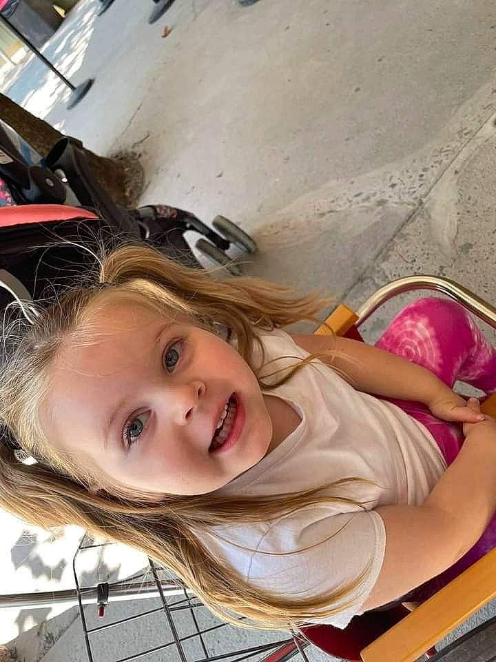 Ariana is registered to the contest to win money with this photo: cheek, child, facial_expression, fun, hairstyle, happy, leisure, person, recreation, sitting, skin, smile, thigh, toddler, tree, vacation