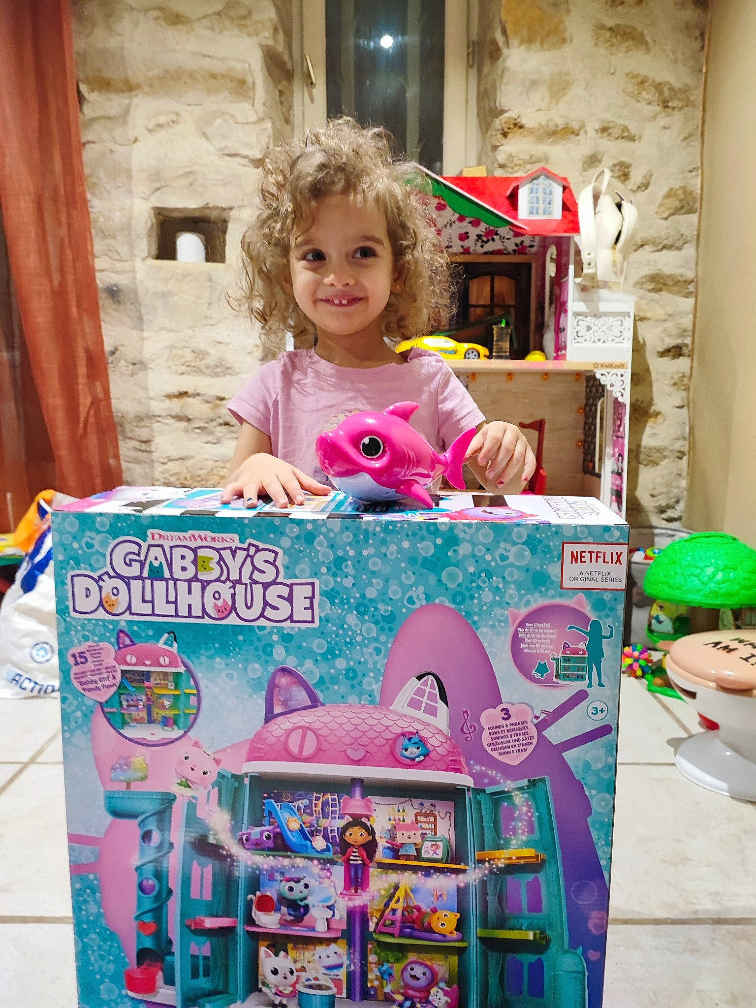 Jade a rejoint le concours — aidez-le/la à gagner de superbes lots ! art, barbie, child, collection, doll, fun, happy, joy, magenta, person, pink, play, purple, room, shelf, shelving, smile, toddler, toy, visual_arts