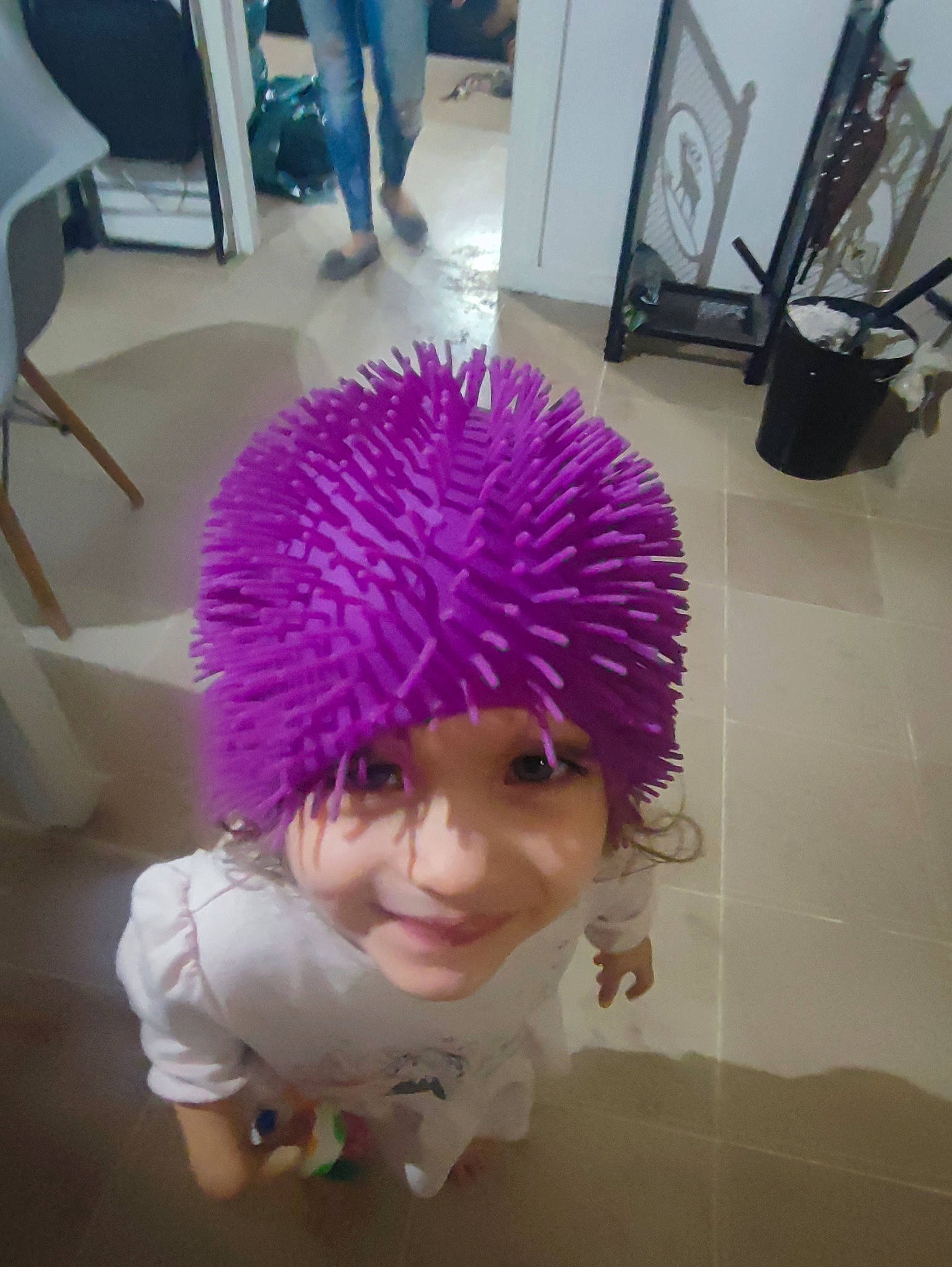 Jade participe au concours pour gagner de l'argent avec cette photo : cap, electric_blue, eyelash, fashion_accessory, feather, floor, flooring, fur, hair_accessory, happy, headpiece, headwear, magenta, person, personal_protective_equipment, pink, purple, room, smile, violet