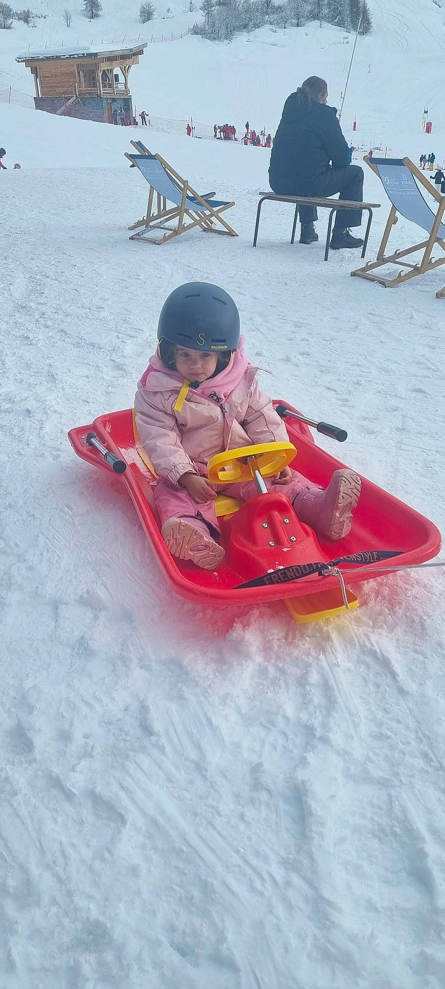 Jade a rejoint le concours — aidez-le/la à gagner de superbes lots ! baby, baby_toddler_clothing, boats_and_boating_equipment_and_supplies, chair, child, fun, headwear, leisure, person, personal_protective_equipment, play, recreation, sitting, sled, sledding, snow, sports, toddler, vacation, vehicle