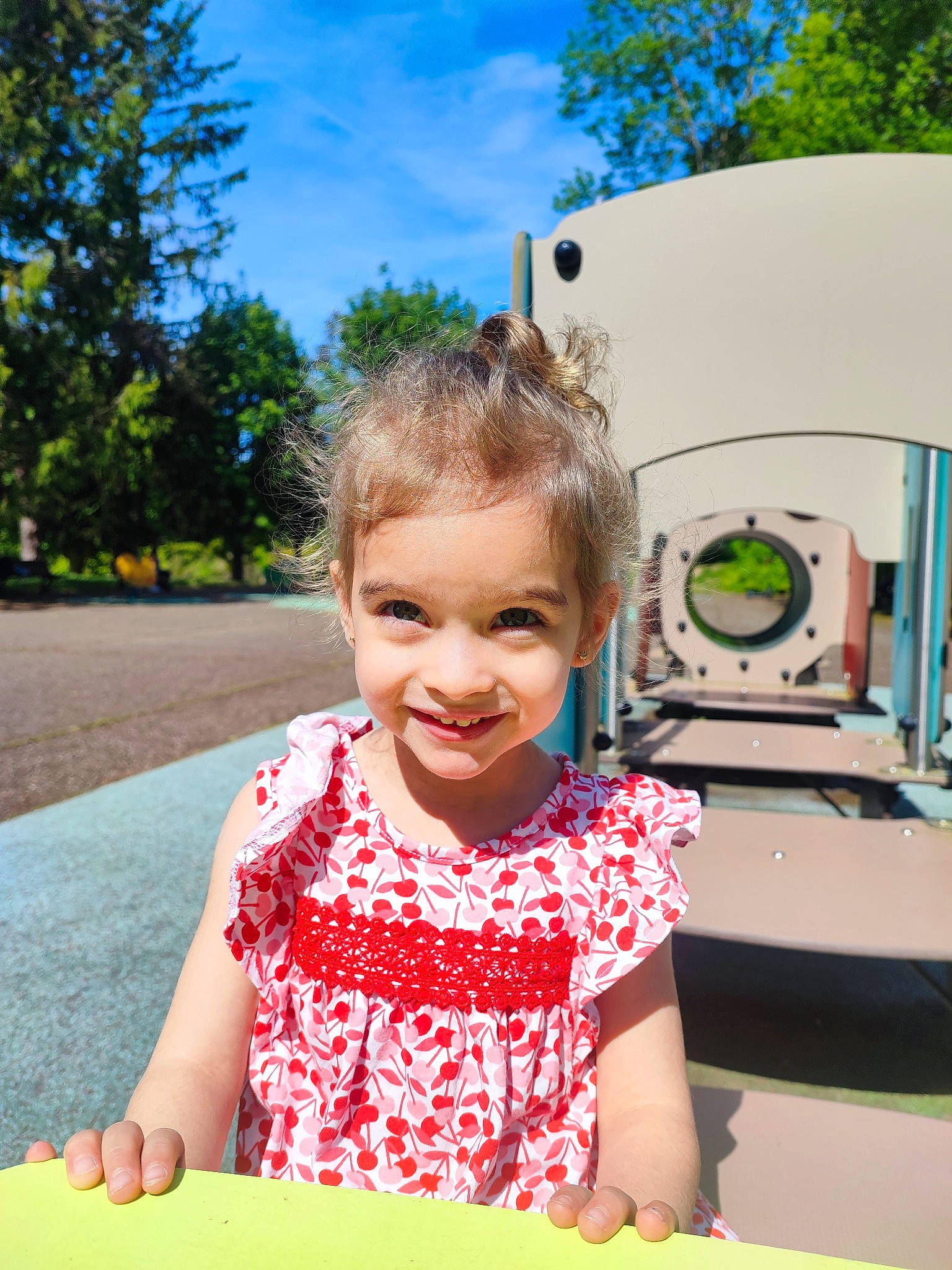 Jade participe au concours pour gagner de l'argent avec cette photo : baby_toddler_clothing, blue, child, cloud, event, fun, grass, happy, joy, leisure, person, pink, plant, recreation, sky, smile, summer, t_shirt, toddler, tree