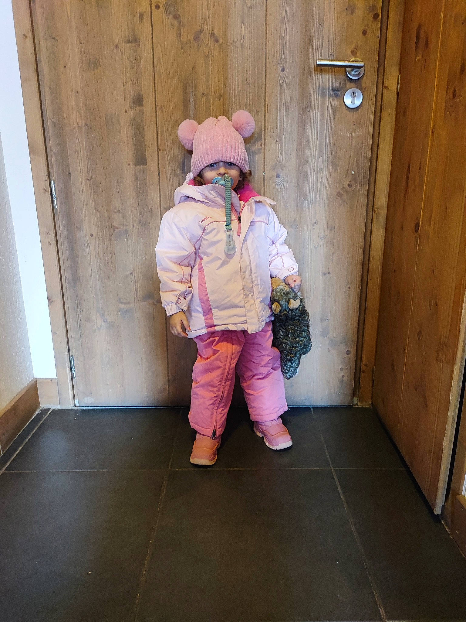 Jade participe au concours pour gagner de l'argent avec cette photo : baby_toddler_clothing, bag, boot, costume, door, flooring, fur, gesture, hardwood, hat, headwear, human_leg, jacket, luggage_and_bags, magenta, person, play, room, sun_hat, t_shirt
