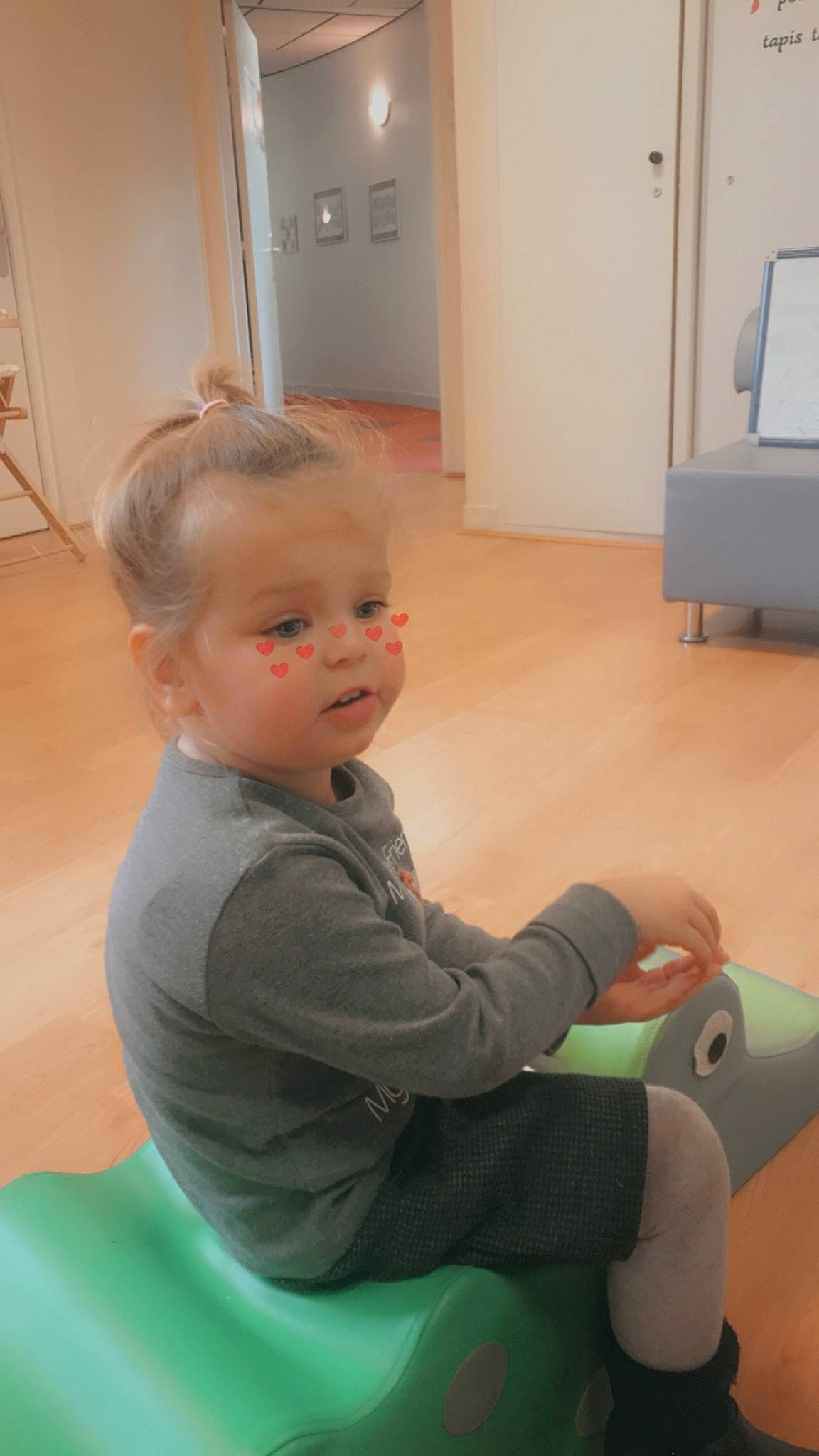 Ylianna a rejoint le concours — aidez-le/la à gagner de superbes lots ! arm, child, comfort, door, finger, floor, flooring, fun, hairstyle, human_body, joint, lap, leisure, mammal, person, product, sitting, standing, toddler, toy