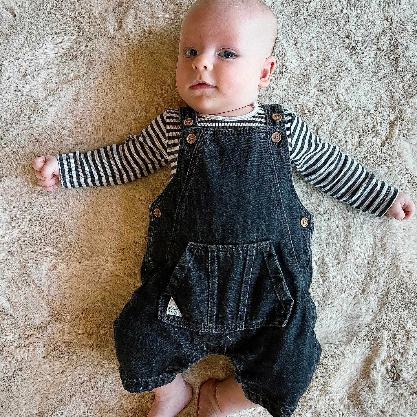Beauden participe au concours pour gagner de l'argent avec cette photo : baby, barefoot, button_details, casual_clothing, child, closeup, curious_expression, cute, denim, indoor, infant, light_skin, lying_down, neutral_expression, overalls, portrait, relaxed_pose, small_feet, soft_rug, striped_shirt
