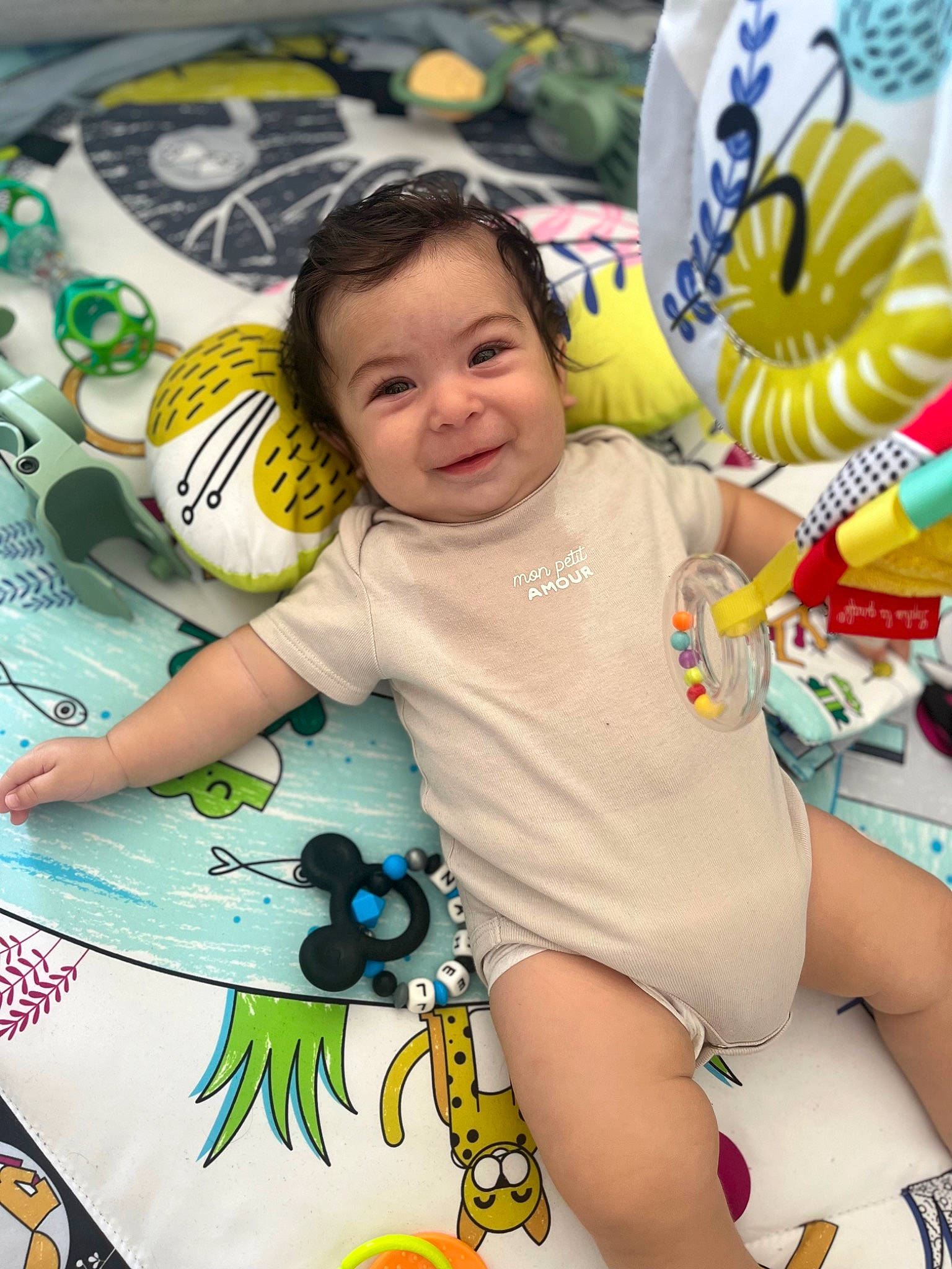 Nahel a rejoint le concours — aidez-le/la à gagner de superbes lots ! baby_toddler_clothing, chair, child, cool, event, facial_expression, fun, hairstyle, happy, joy, leisure, people, person, recreation, smile, summer, t_shirt, textile, thigh, toddler