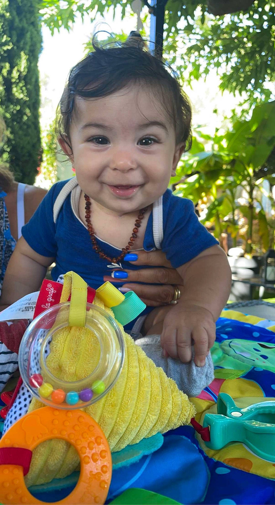 Nahel a rejoint le concours — aidez-le/la à gagner de superbes lots ! baby_toddler_clothing, basket, child, event, fun, grass, happy, joy, leisure, party, person, plant, recreation, sitting, smile, stuffed_toy, sweetness, t_shirt, toddler, toy