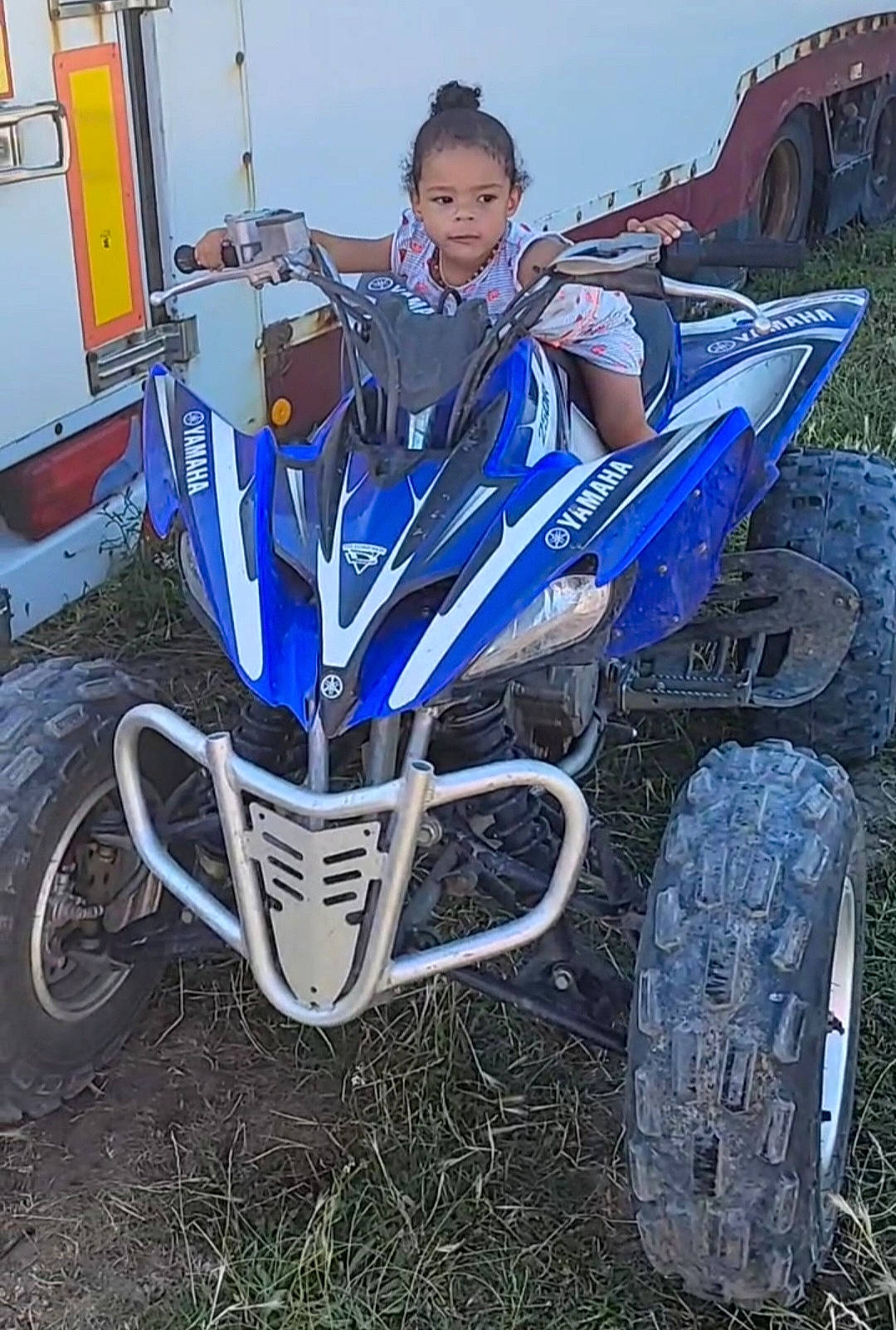 Luna a rejoint le concours — aidez-le/la à gagner de superbes lots ! alloy_wheel, auto_part, automotive_design, automotive_exterior, automotive_lighting, automotive_tire, electric_blue, fender, hood, motor_vehicle, motorcycle, motorsport, person, racing, rim, sky, spoke, tire, tread, vehicle