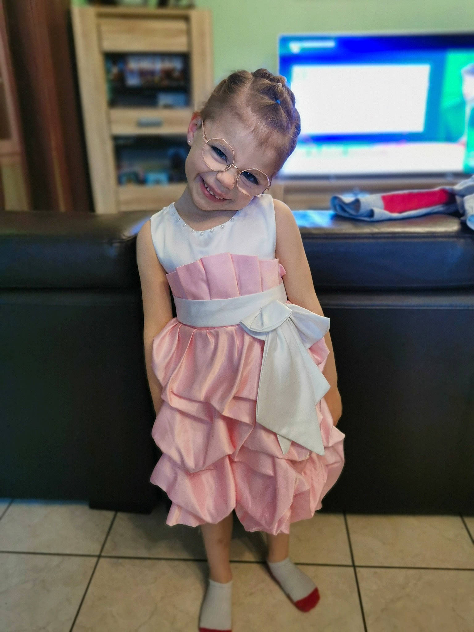 Elena a rejoint le concours — aidez-le/la à gagner de superbes lots ! baby_toddler_clothing, couch, day_dress, dress, floor, flooring, formal_wear, fun, happy, head, human_body, human_leg, joy, knee, leg, one_piece_garment, person, picture_frame, shoulder, smile