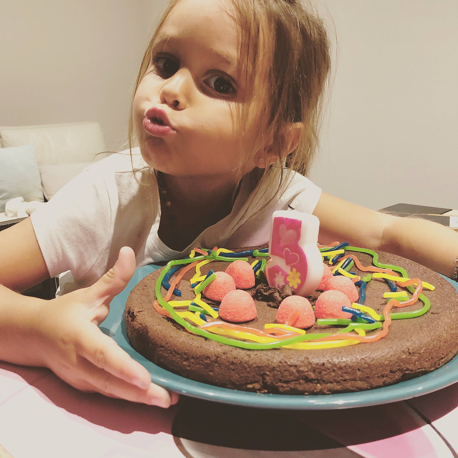 Mayline a rejoint le concours — aidez-le/la à gagner de superbes lots ! baked_goods, baking, buttercream, cake, cake_decorating, child, chocolate_cake, cuisine, dessert, eating, food, icing, person, sweetness, torte