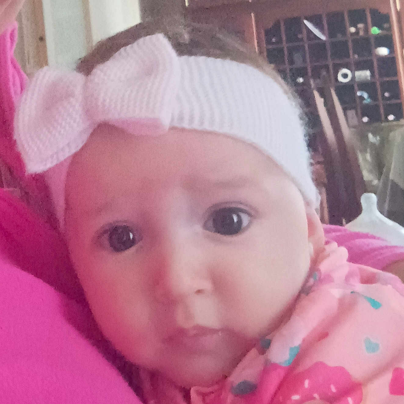 Ariel participe au concours pour gagner de l'argent avec cette photo : accessories, architecture, baby, bonnet, building, cap, clothing, coat, face, furniture, hat, head, headband, indoors, livingroom, newborn, person, photography, portrait, selfie