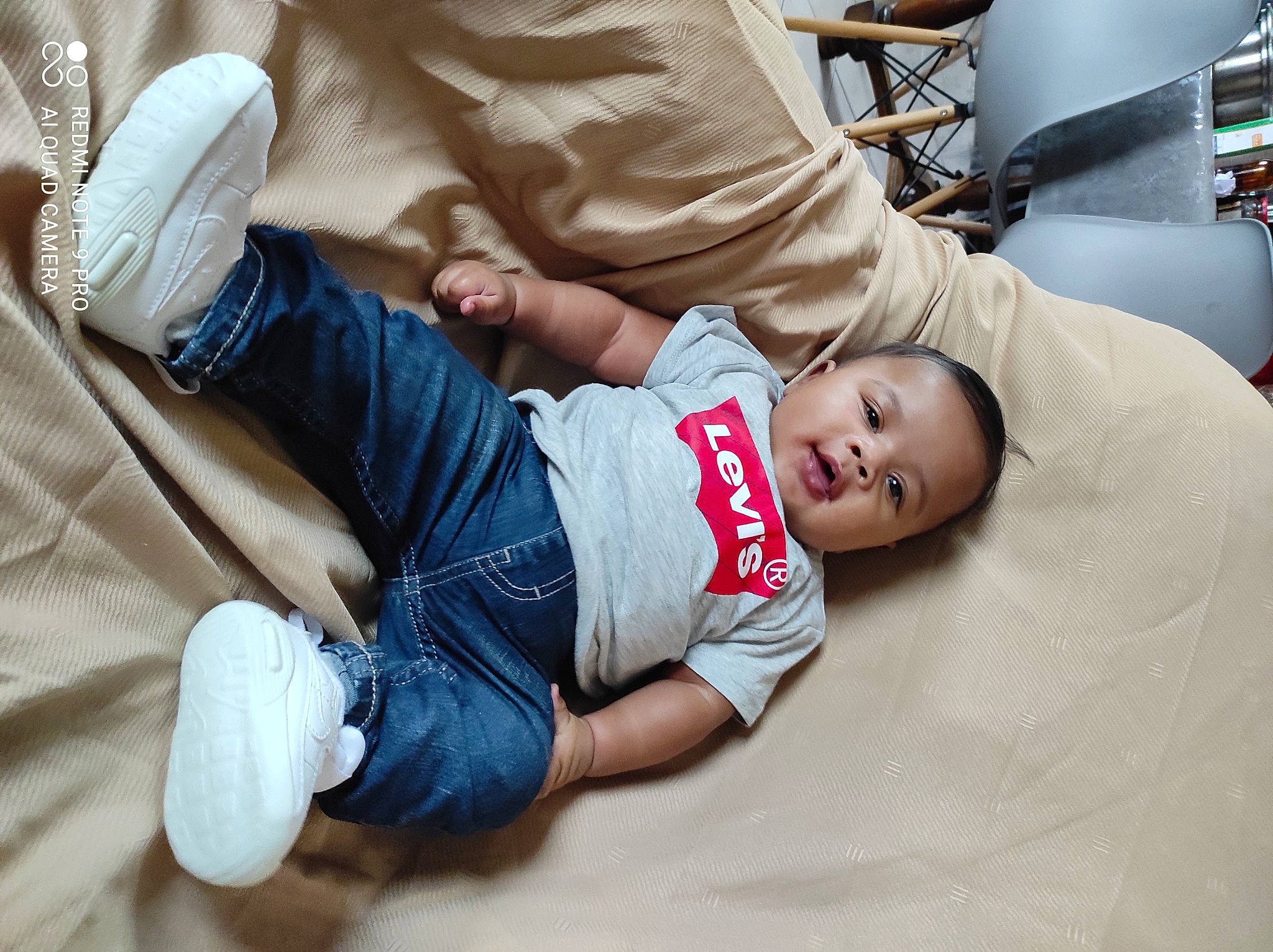 Kylian a rejoint le concours — aidez-le/la à gagner de superbes lots ! baby, child, comfort, denim, elbow, flooring, foot, fun, happy, human_leg, jeans, joint, knee, linens, mouth, person, sitting, skin, t_shirt, thigh