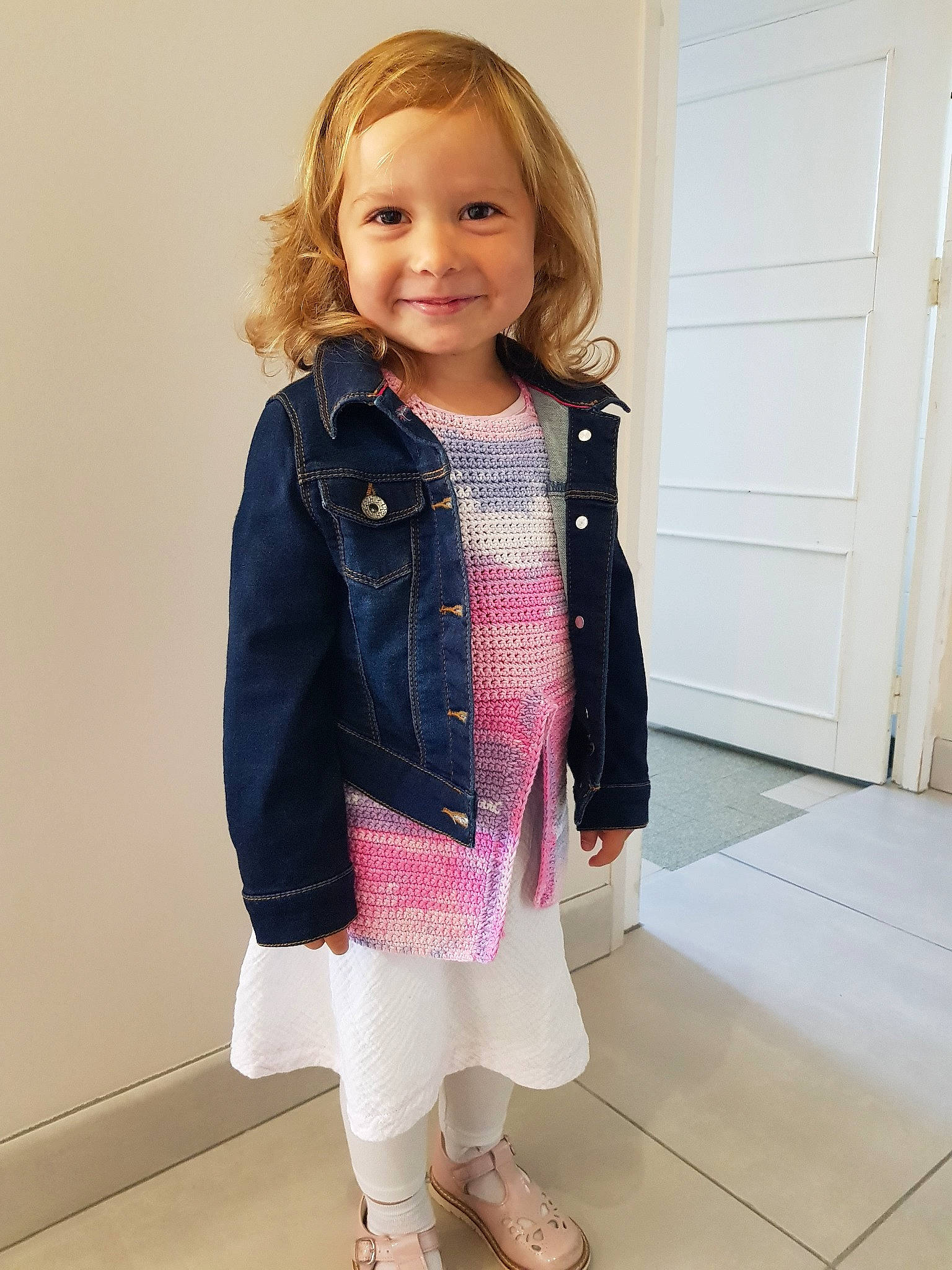 Anna a rejoint le concours — aidez-le/la à gagner de superbes lots ! cheek, child, child_model, clothing, coat, denim, design, dress, fashion, footwear, jacket, jeans, joy, outerwear, pattern, person, pink, shoe, sleeve, standing