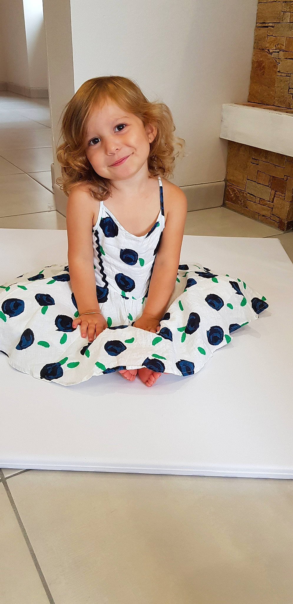 Anna a rejoint le concours — aidez-le/la à gagner de superbes lots ! baby_toddler_clothing, child, child_model, clothing, design, dress, joy, pattern, person, polka_dot, textile, toddler