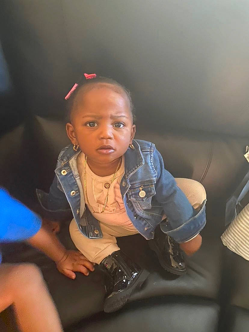 Mailynne is registered to the contest to win money with this photo: audio_equipment, black_hair, car_seat, chair, chest, child, comfort, darkness, event, fashion_design, flash_photography, fun, happy, headphones, jewellery, lamp, person, room, sitting, thigh