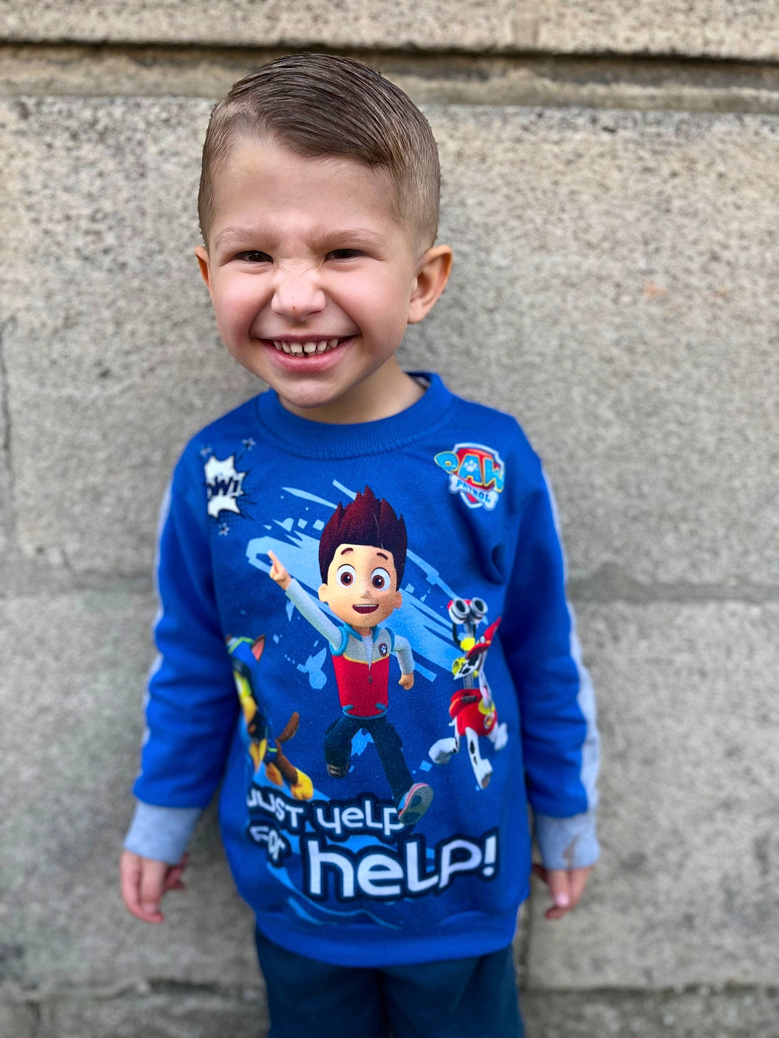 Lyam a rejoint le concours — aidez-le/la à gagner de superbes lots ! arm, azure, baby_toddler_clothing, clothing, eye, face, facial_expression, gesture, happy, head, joy, mammal, neck, orange, outerwear, person, plant, shoulder, sleeve, smile