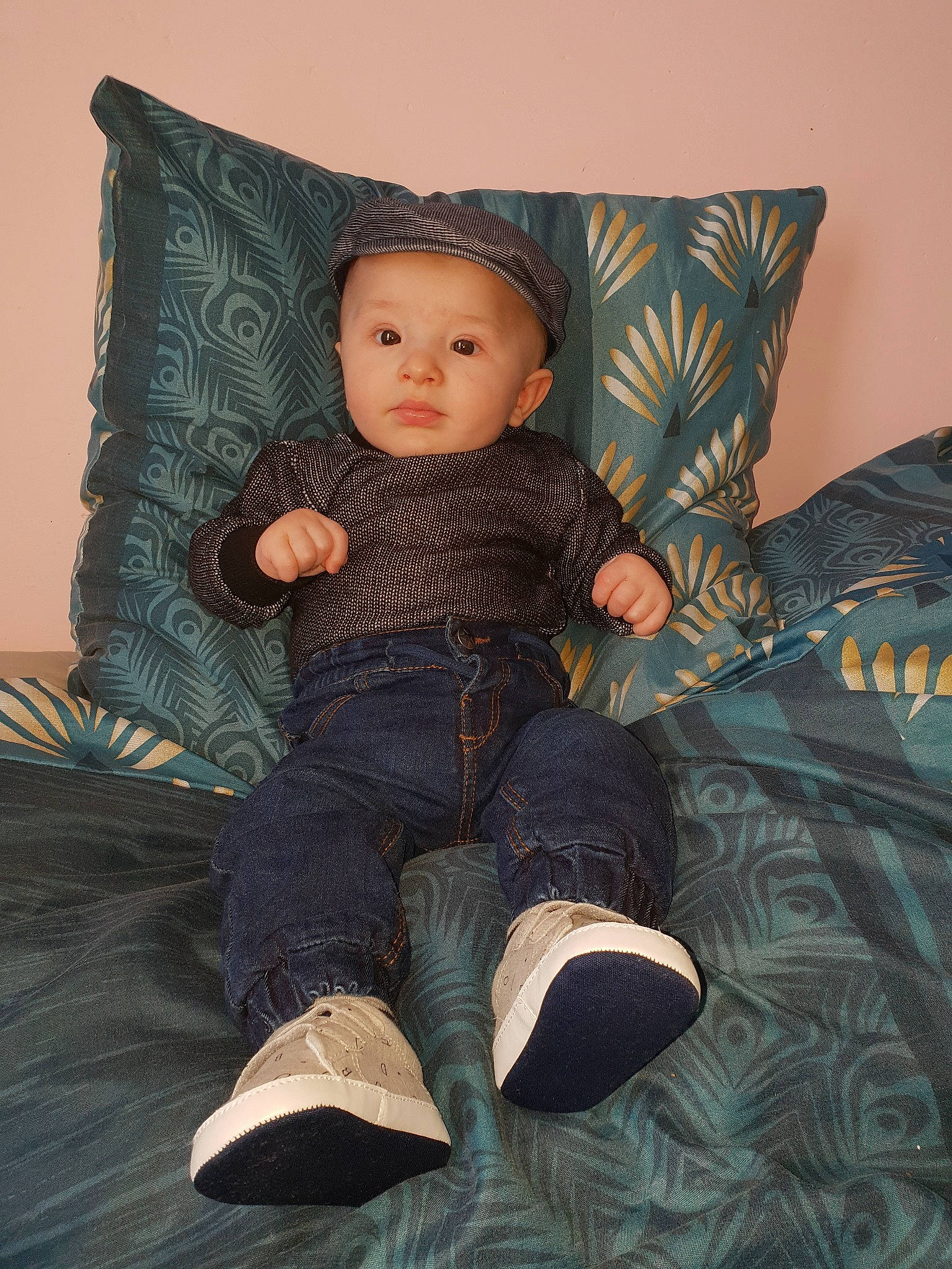 Lyam participe au concours pour gagner de l'argent avec cette photo : baby, child, comfort, cushion, furniture, person, pillow, sitting, skin, toddler