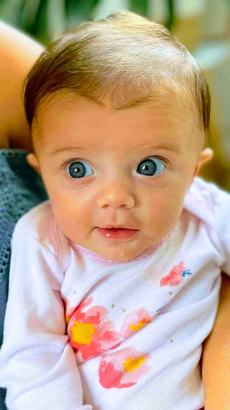 Chloé a rejoint le concours — aidez-le/la à gagner de superbes lots ! baby, baby_toddler_clothing, cheek, chin, ear, eyebrow, eyelash, facial_expression, fun, grass, hair, happy, iris, lip, mouth, nose, person, skin, sleeve, smile