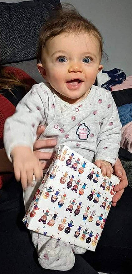 Chloé participe au concours pour gagner de l'argent avec cette photo : art, baby, baby_toddler_clothing, cheek, child, eye, face, facial_expression, fun, happy, head, indoor_games_and_sports, nose, pattern, person, product, sleeve, smile, t_shirt, toddler