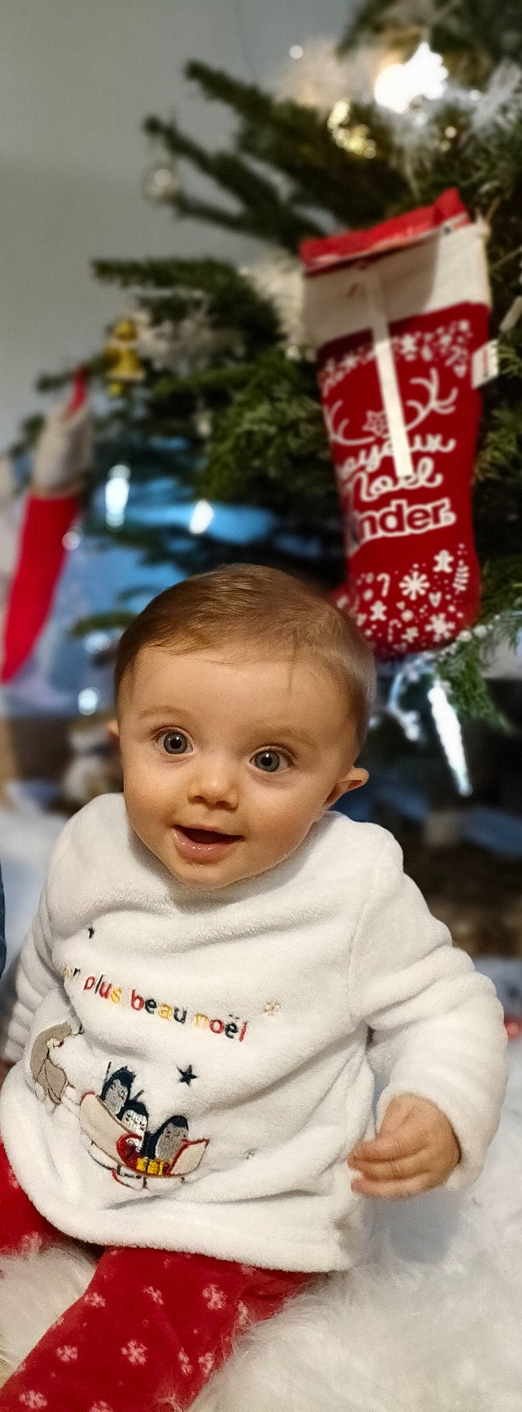 Chloé participe au concours pour gagner de l'argent avec cette photo : baby, baby_toddler_clothing, cheek, child, chin, christmas, christmas_decoration, christmas_ornament, event, eye, fun, happy, holiday, iris, person, photograph, red, smile, snapshot, toddler