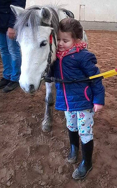 Emma a rejoint le concours — aidez-le/la à gagner de superbes lots ! bridle, child, equestrianism, event, fun, horse, horse_supplies, horse_tack, landscape, livestock, mane, mare, pack_animal, person, recreation, rein, shetland_pony, snout, stallion, toddler