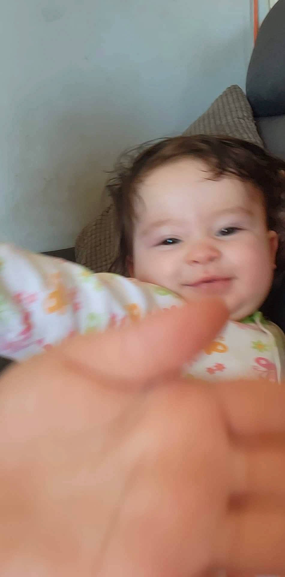 Laurence participe au concours pour gagner de l'argent avec cette photo : abdomen, baby, cheek, child, eye, eyebrow, eyelash, finger, happy, human_body, iris, lip, mouth, neck, nose, person, skin, smile, thumb, toddler