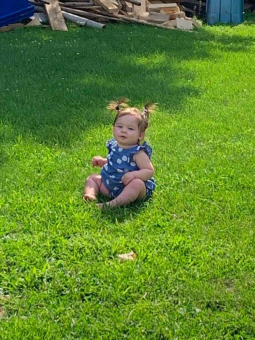 Laurence participe au concours pour gagner de l'argent avec cette photo : baby, child, flooring, fun, garden, grass, grass_family, grassland, groundcover, happy, landscape, lawn, leisure, meadow, people_in_nature, person, plant, recreation, sitting, soil
